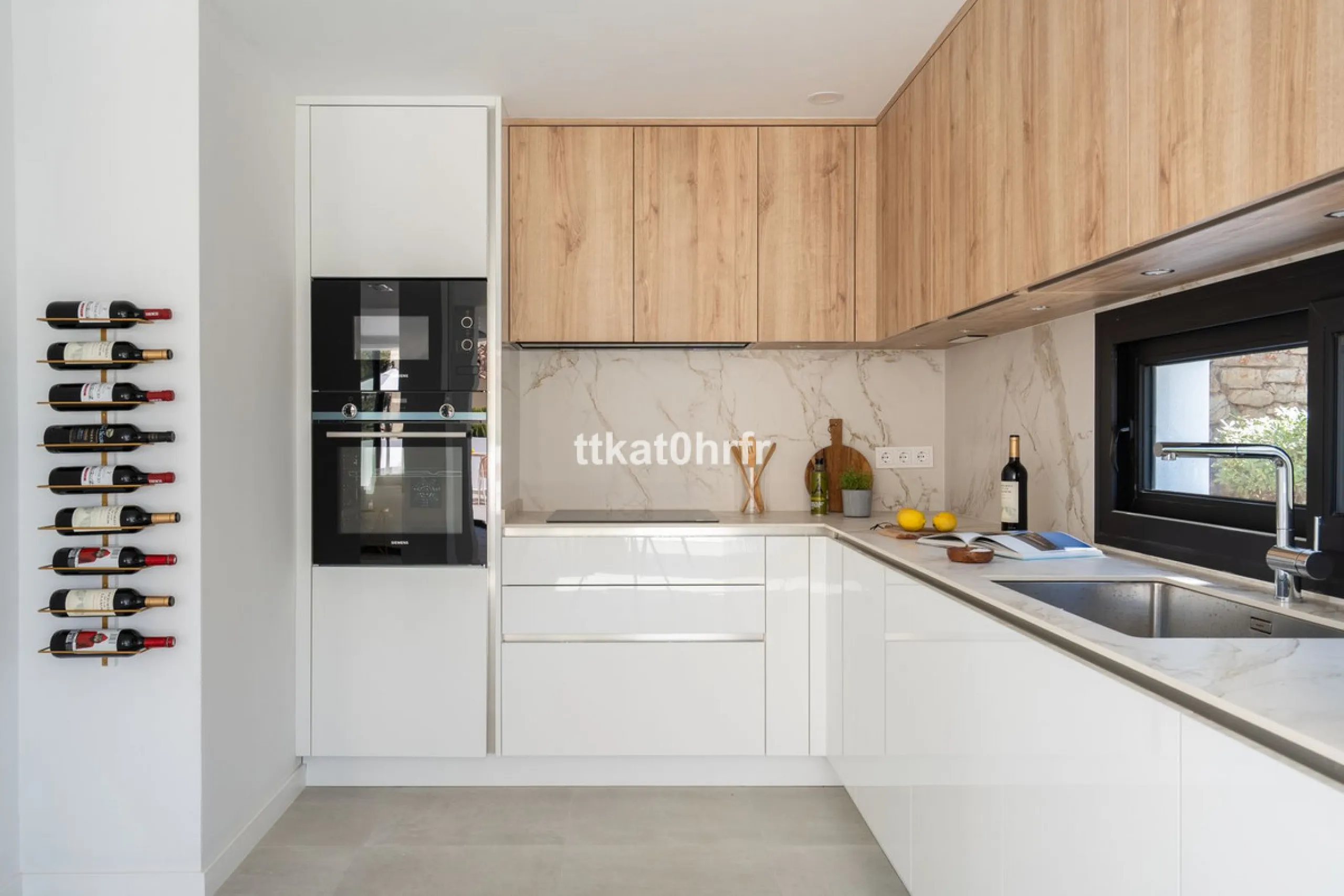 This beautifully renovated villa offers the perfect blend of modern style, comfort, and an unbeatable location in the heart of Nueva Andalucía.