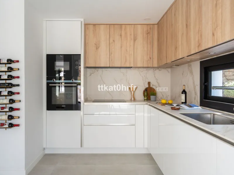 This beautifully renovated villa offers the perfect blend of modern style, comfort, and an unbeatable location in the heart of Nueva Andalucía.