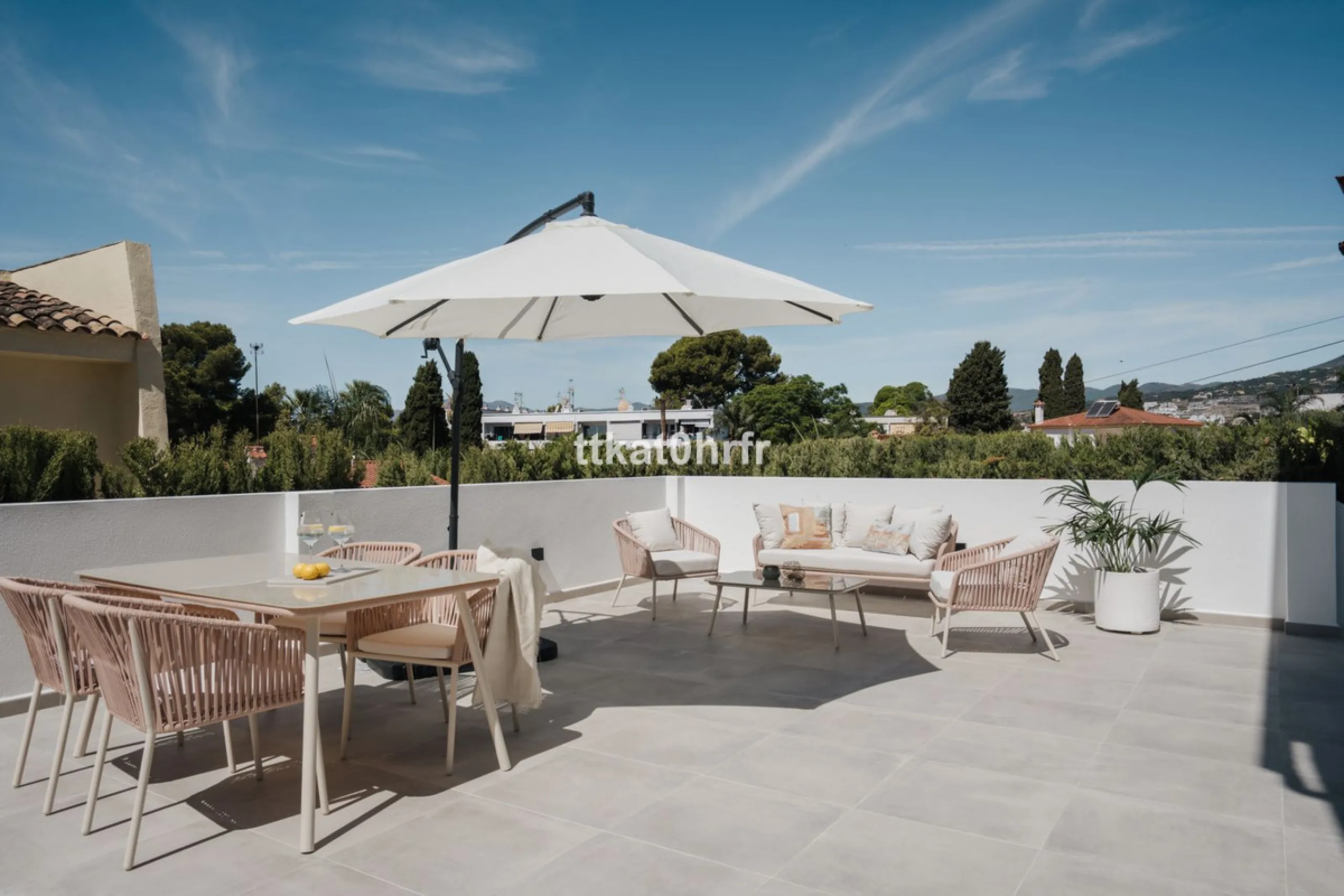 This beautifully renovated villa offers the perfect blend of modern style, comfort, and an unbeatable location in the heart of Nueva Andalucía.