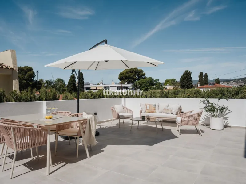 This beautifully renovated villa offers the perfect blend of modern style, comfort, and an unbeatable location in the heart of Nueva Andalucía.