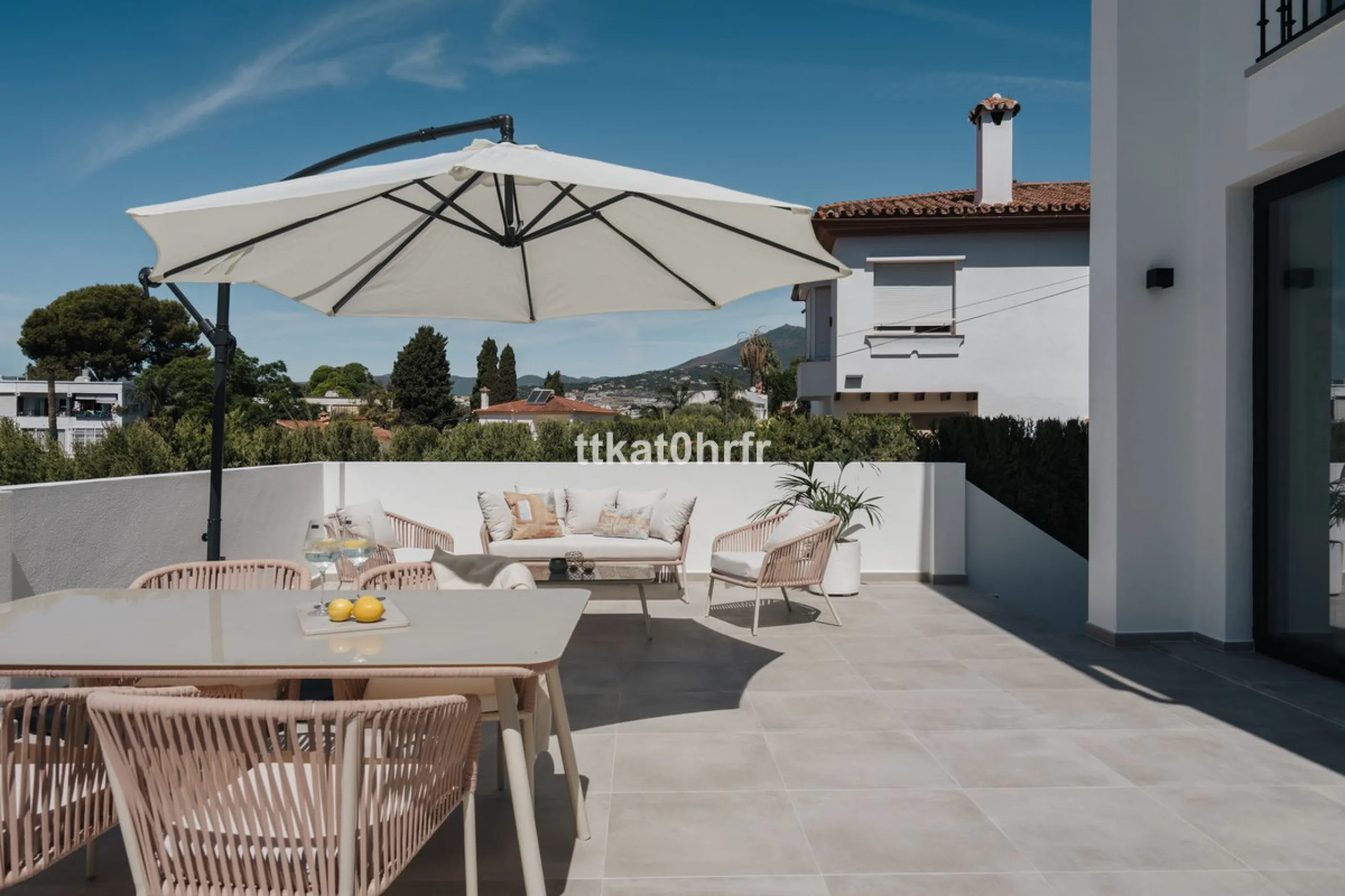 This beautifully renovated villa offers the perfect blend of modern style, comfort, and an unbeatable location in the heart of Nueva Andalucía.