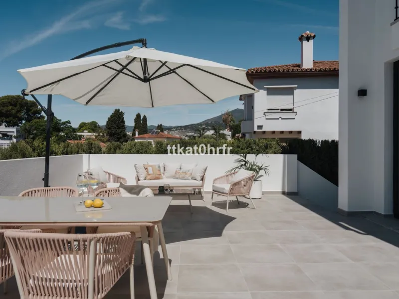 This beautifully renovated villa offers the perfect blend of modern style, comfort, and an unbeatable location in the heart of Nueva Andalucía.