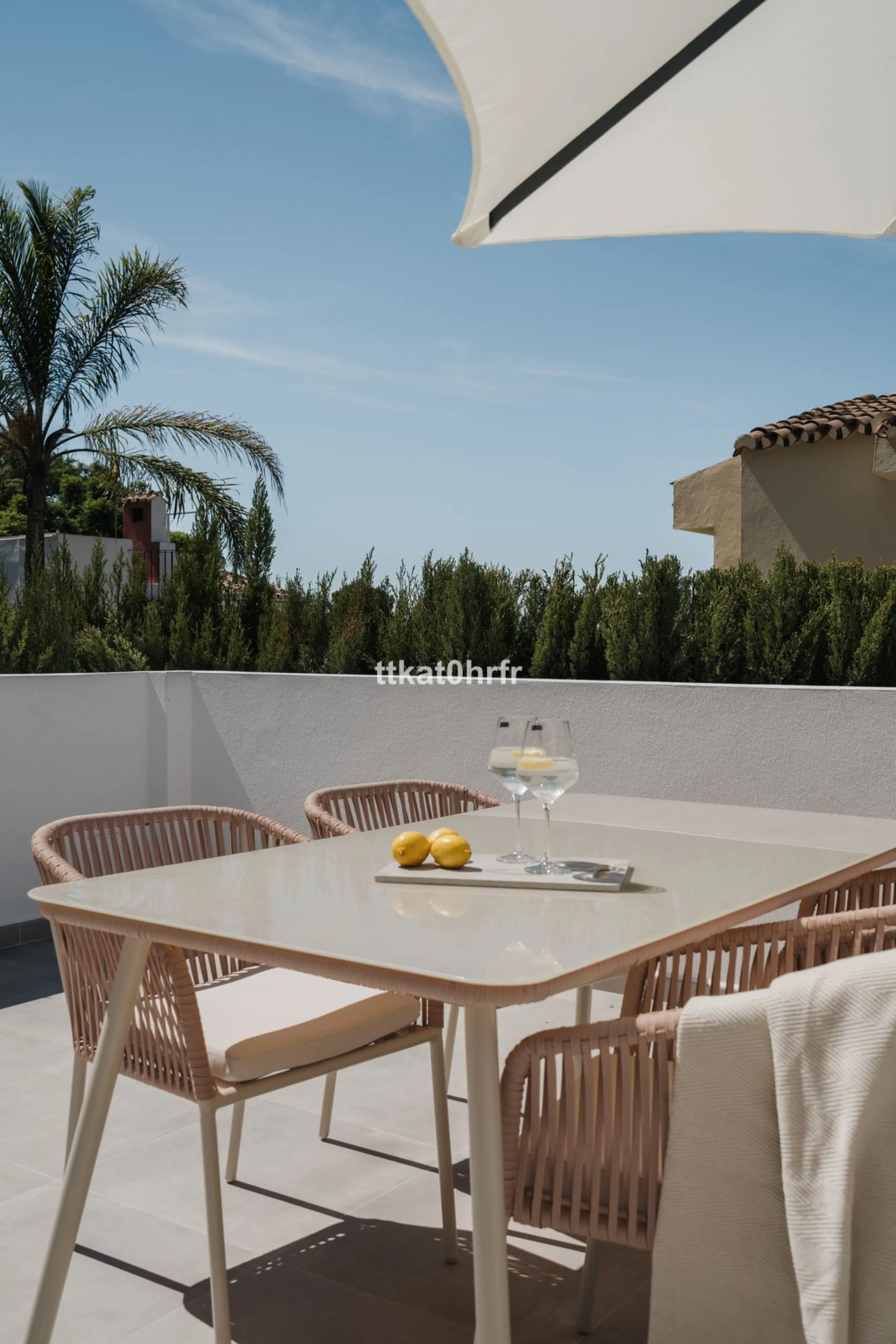 This beautifully renovated villa offers the perfect blend of modern style, comfort, and an unbeatable location in the heart of Nueva Andalucía.