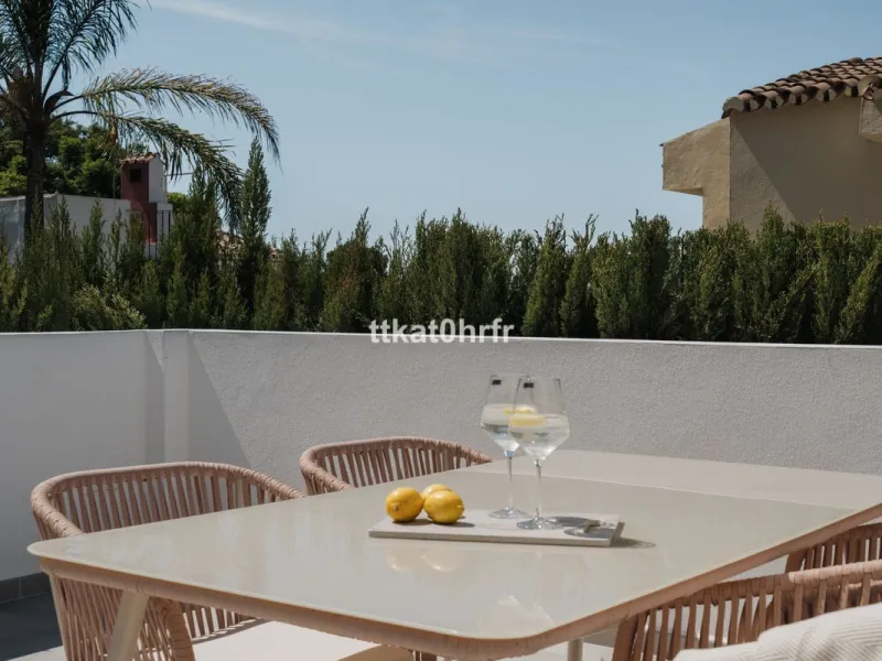 This beautifully renovated villa offers the perfect blend of modern style, comfort, and an unbeatable location in the heart of Nueva Andalucía.