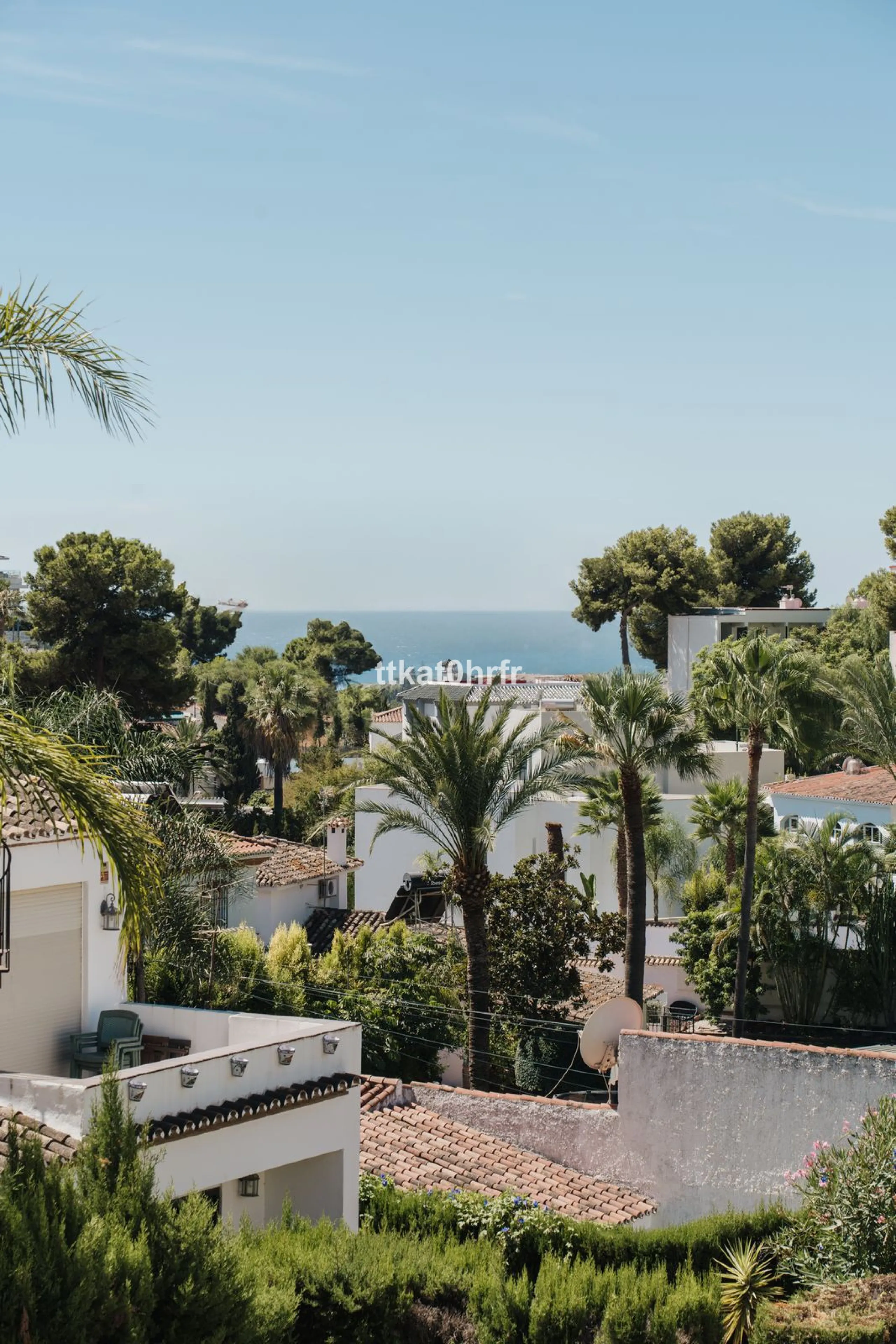 This beautifully renovated villa offers the perfect blend of modern style, comfort, and an unbeatable location in the heart of Nueva Andalucía.