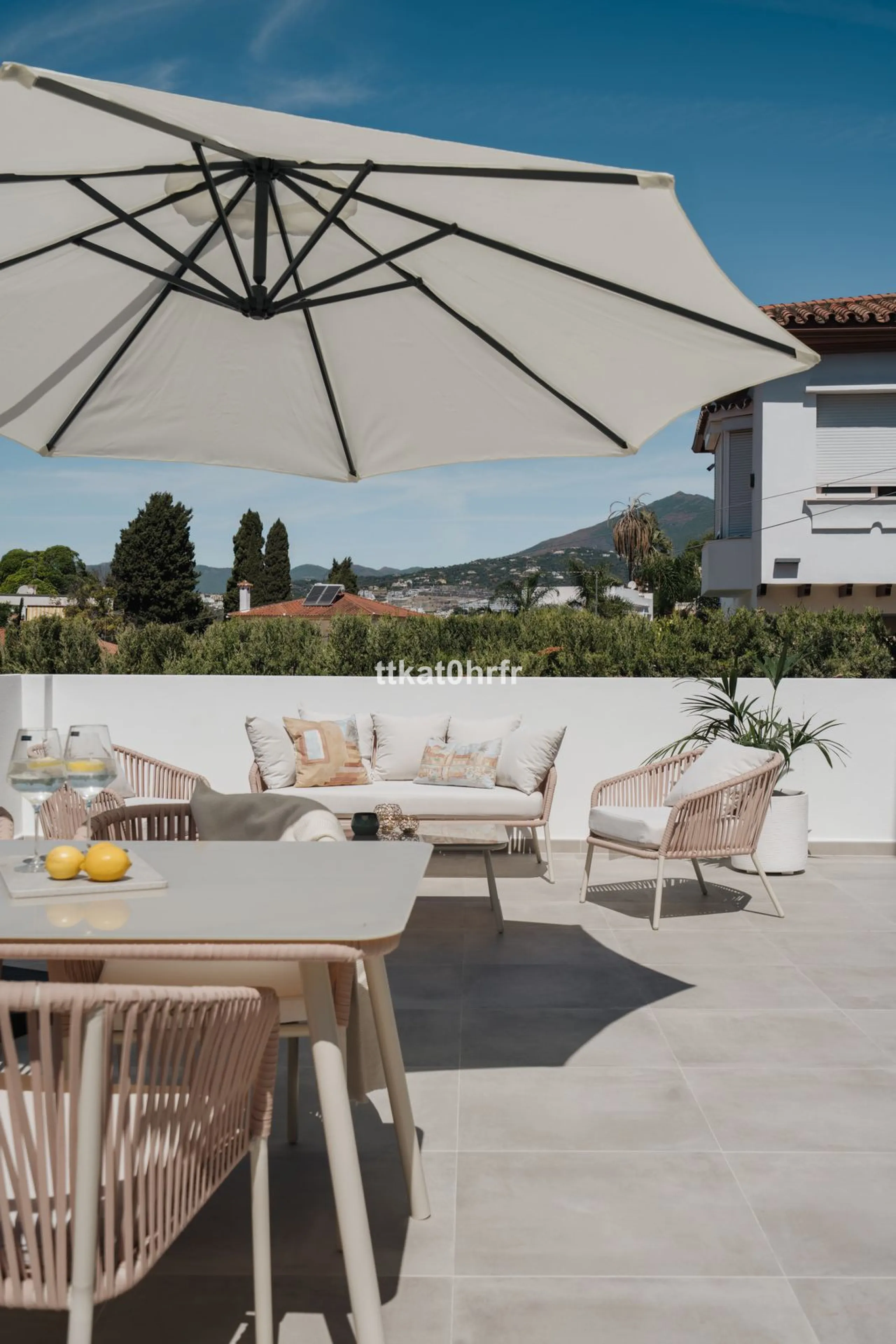 This beautifully renovated villa offers the perfect blend of modern style, comfort, and an unbeatable location in the heart of Nueva Andalucía.