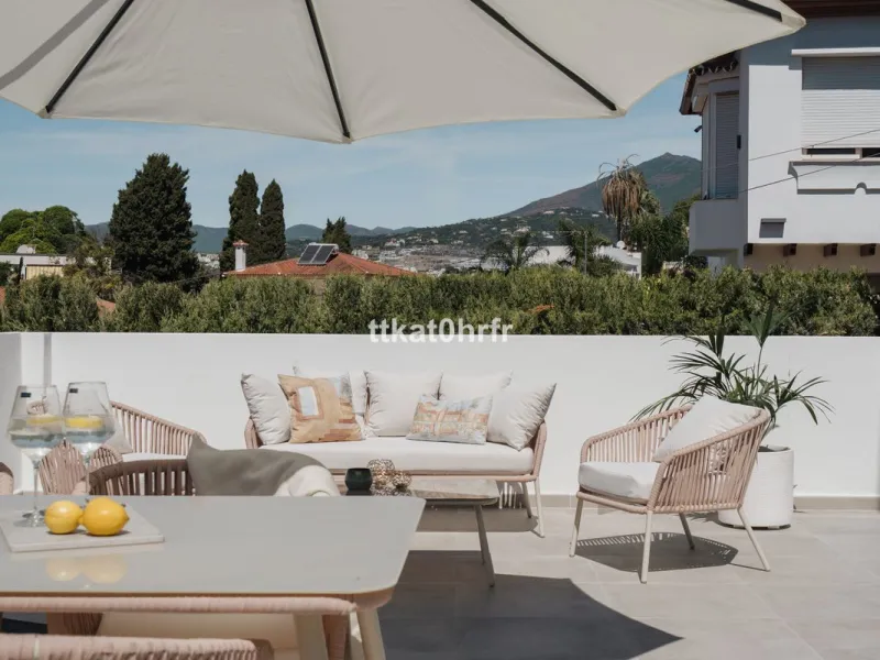 This beautifully renovated villa offers the perfect blend of modern style, comfort, and an unbeatable location in the heart of Nueva Andalucía.