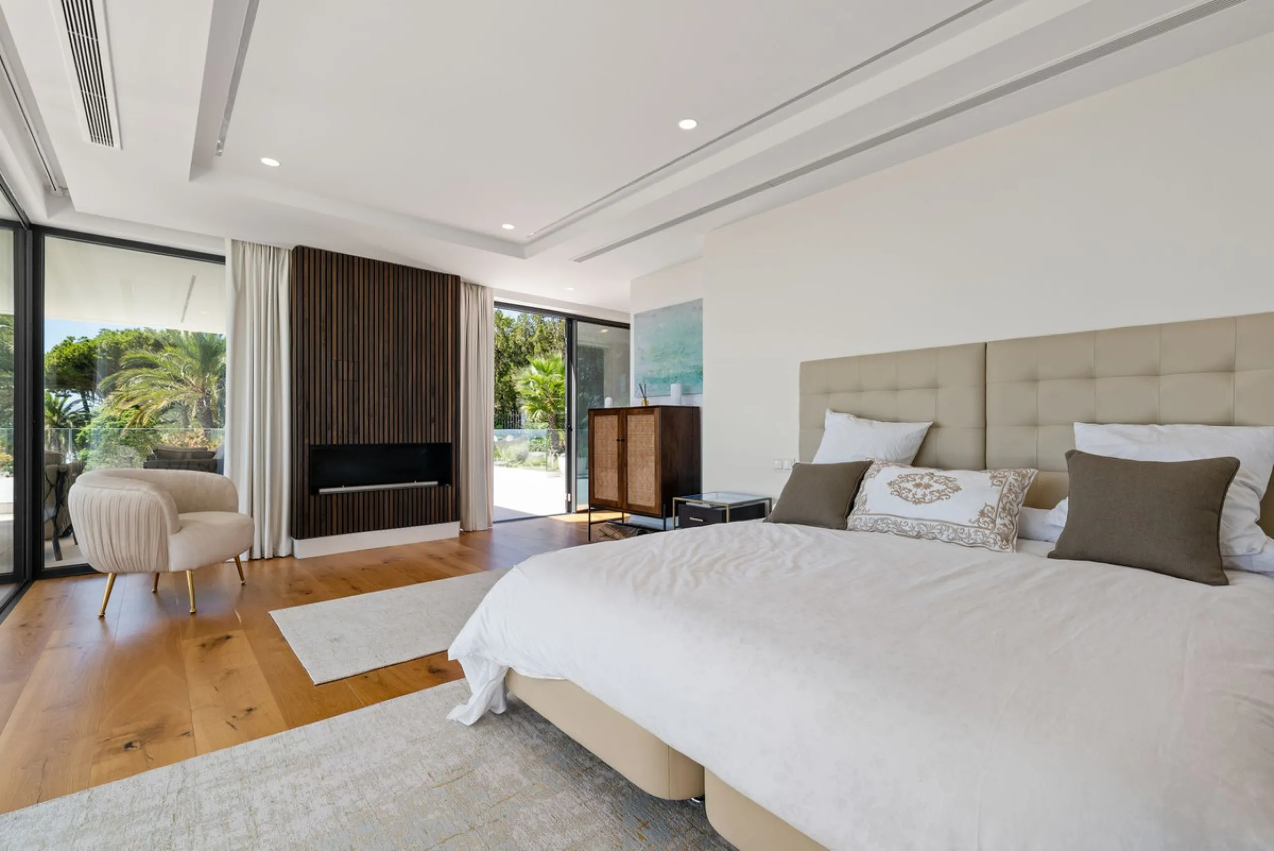 Marbella – Exceptional Contemporary Villa, Sold Furnished, in the Exclusive Rio Real Area, Next to the Golf