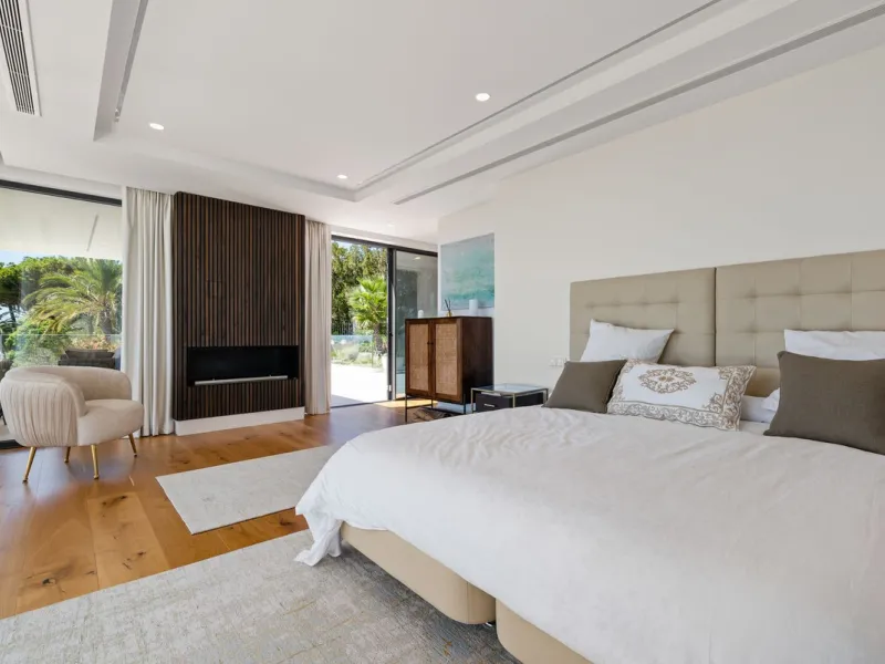 Marbella – Exceptional Contemporary Villa, Sold Furnished, in the Exclusive Rio Real Area, Next to the Golf
