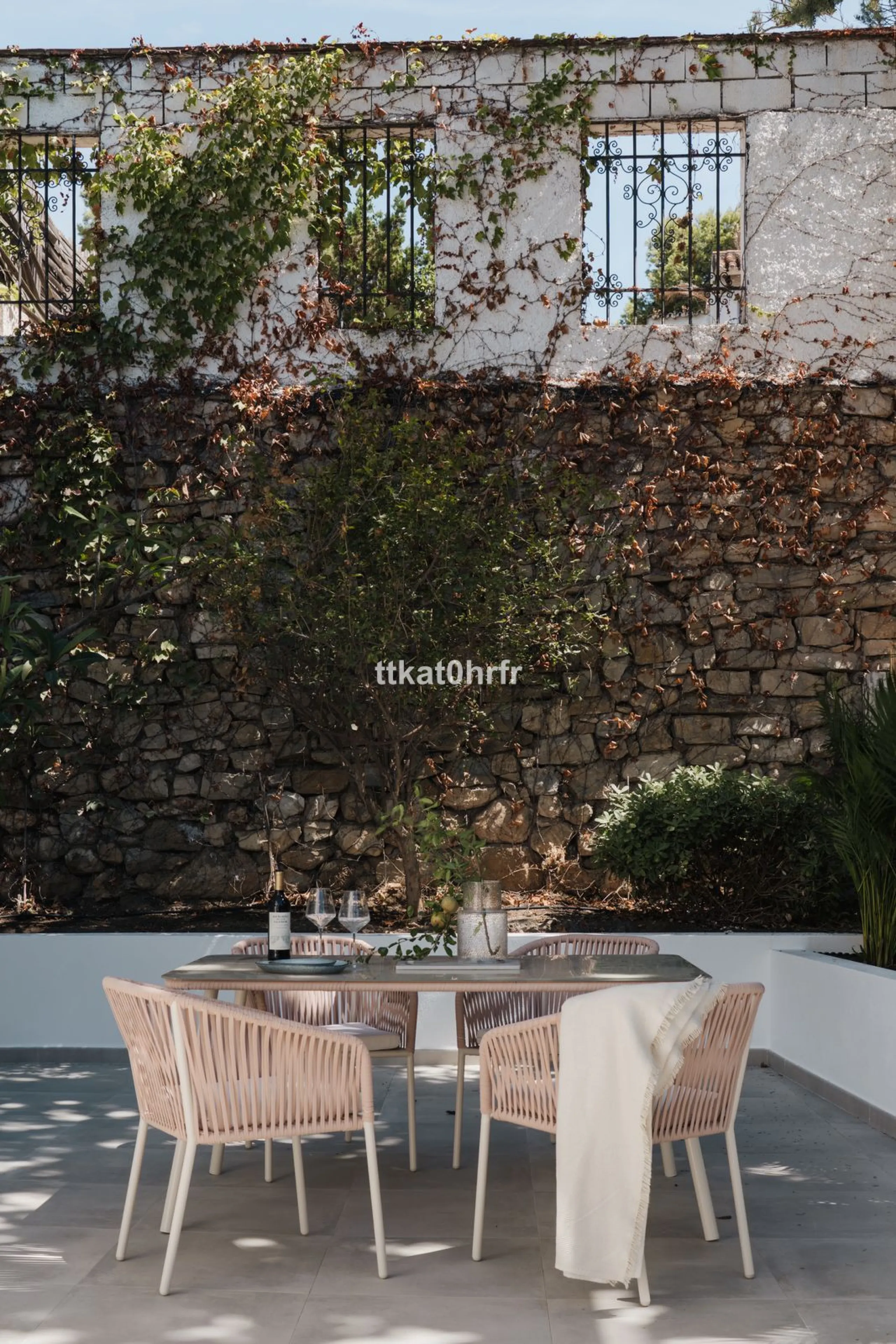 This beautifully renovated villa offers the perfect blend of modern style, comfort, and an unbeatable location in the heart of Nueva Andalucía.