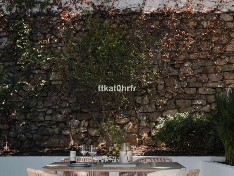 This beautifully renovated villa offers the perfect blend of modern style, comfort, and an unbeatable location in the heart of Nueva Andalucía.