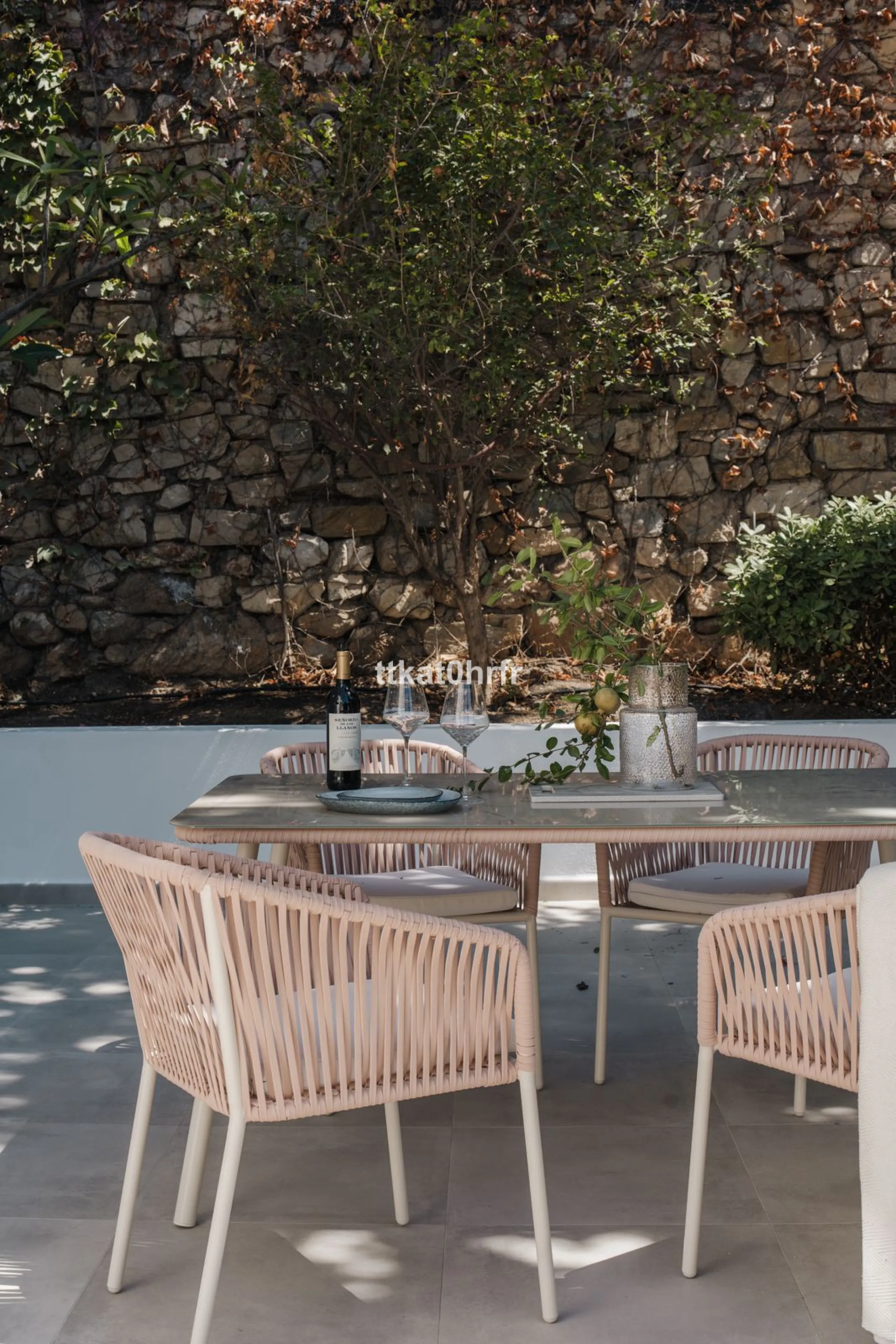 This beautifully renovated villa offers the perfect blend of modern style, comfort, and an unbeatable location in the heart of Nueva Andalucía.