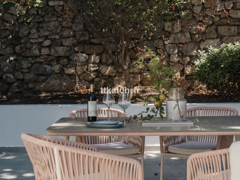 This beautifully renovated villa offers the perfect blend of modern style, comfort, and an unbeatable location in the heart of Nueva Andalucía.