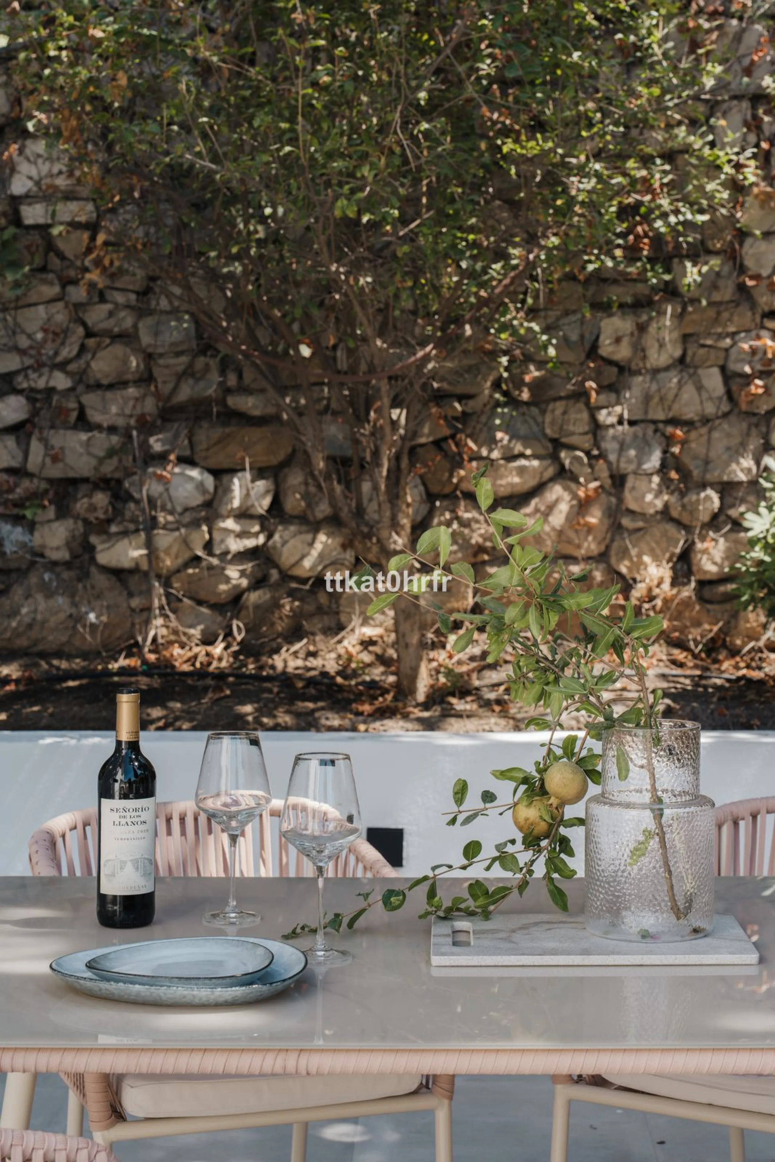 This beautifully renovated villa offers the perfect blend of modern style, comfort, and an unbeatable location in the heart of Nueva Andalucía.