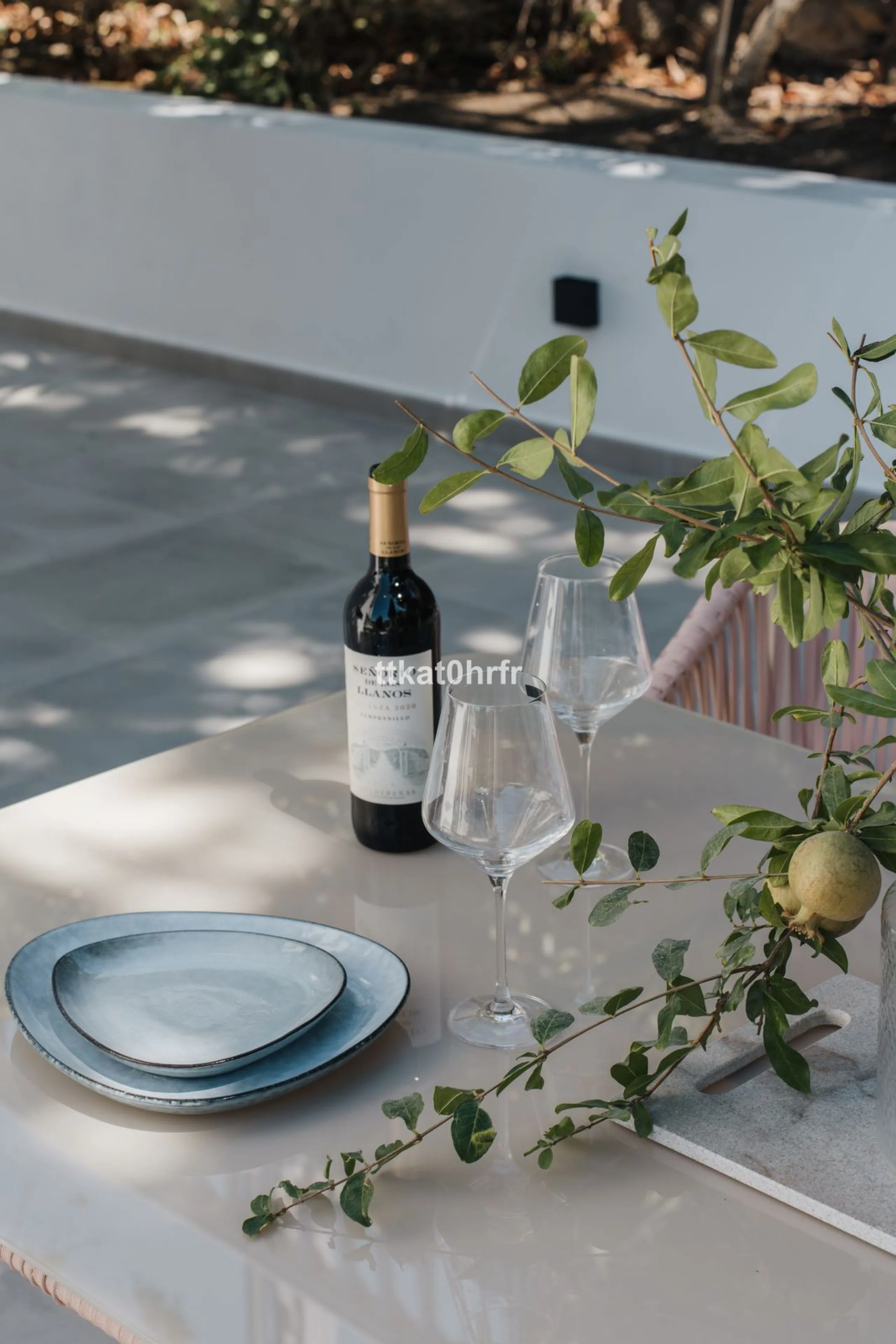 This beautifully renovated villa offers the perfect blend of modern style, comfort, and an unbeatable location in the heart of Nueva Andalucía.