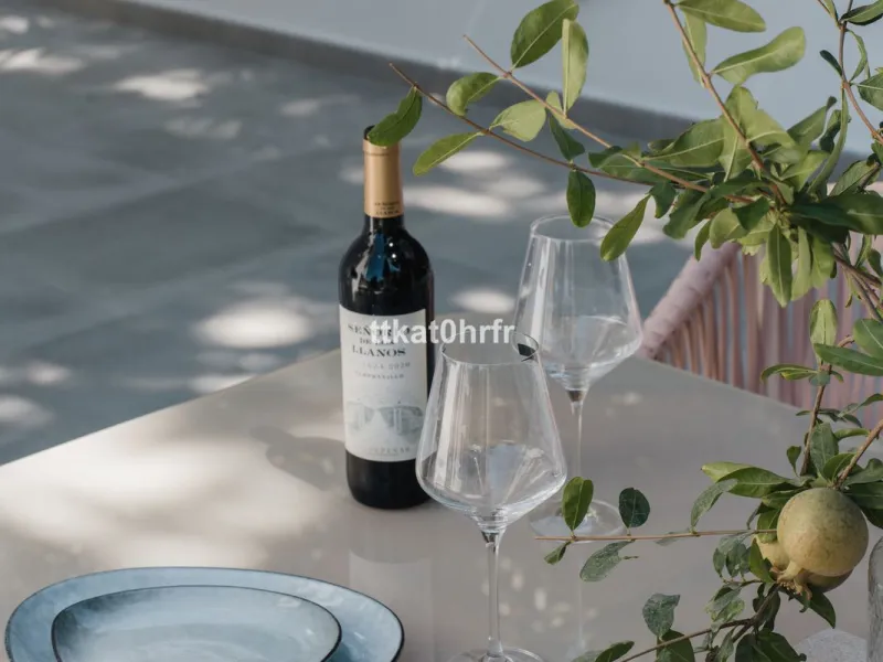 This beautifully renovated villa offers the perfect blend of modern style, comfort, and an unbeatable location in the heart of Nueva Andalucía.