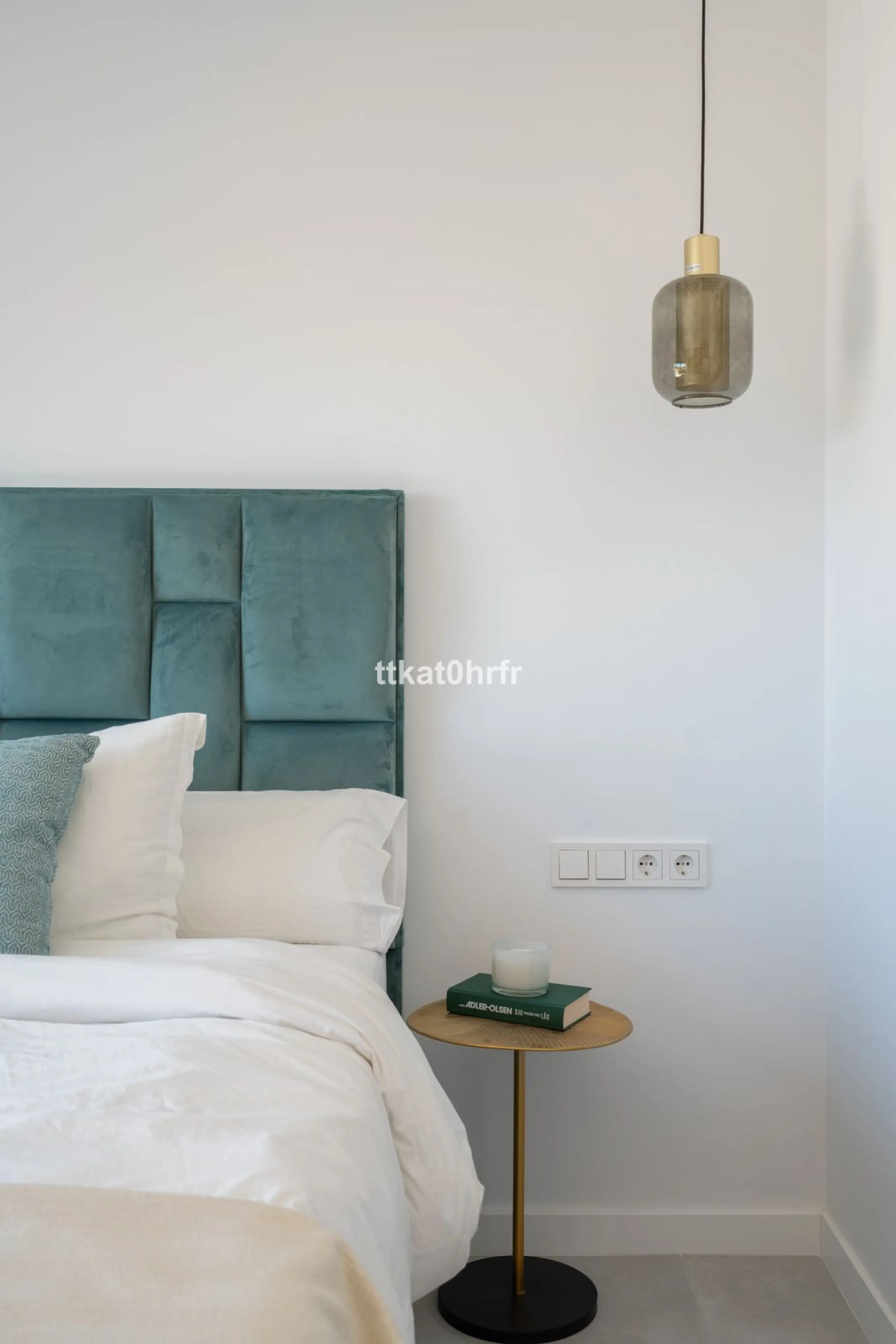 This beautifully renovated villa offers the perfect blend of modern style, comfort, and an unbeatable location in the heart of Nueva Andalucía.