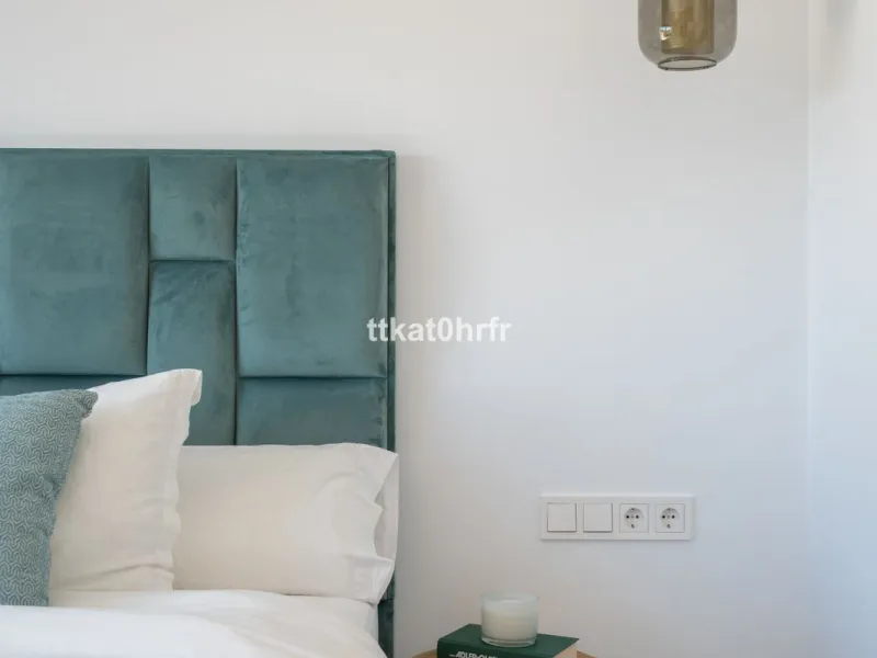 This beautifully renovated villa offers the perfect blend of modern style, comfort, and an unbeatable location in the heart of Nueva Andalucía.