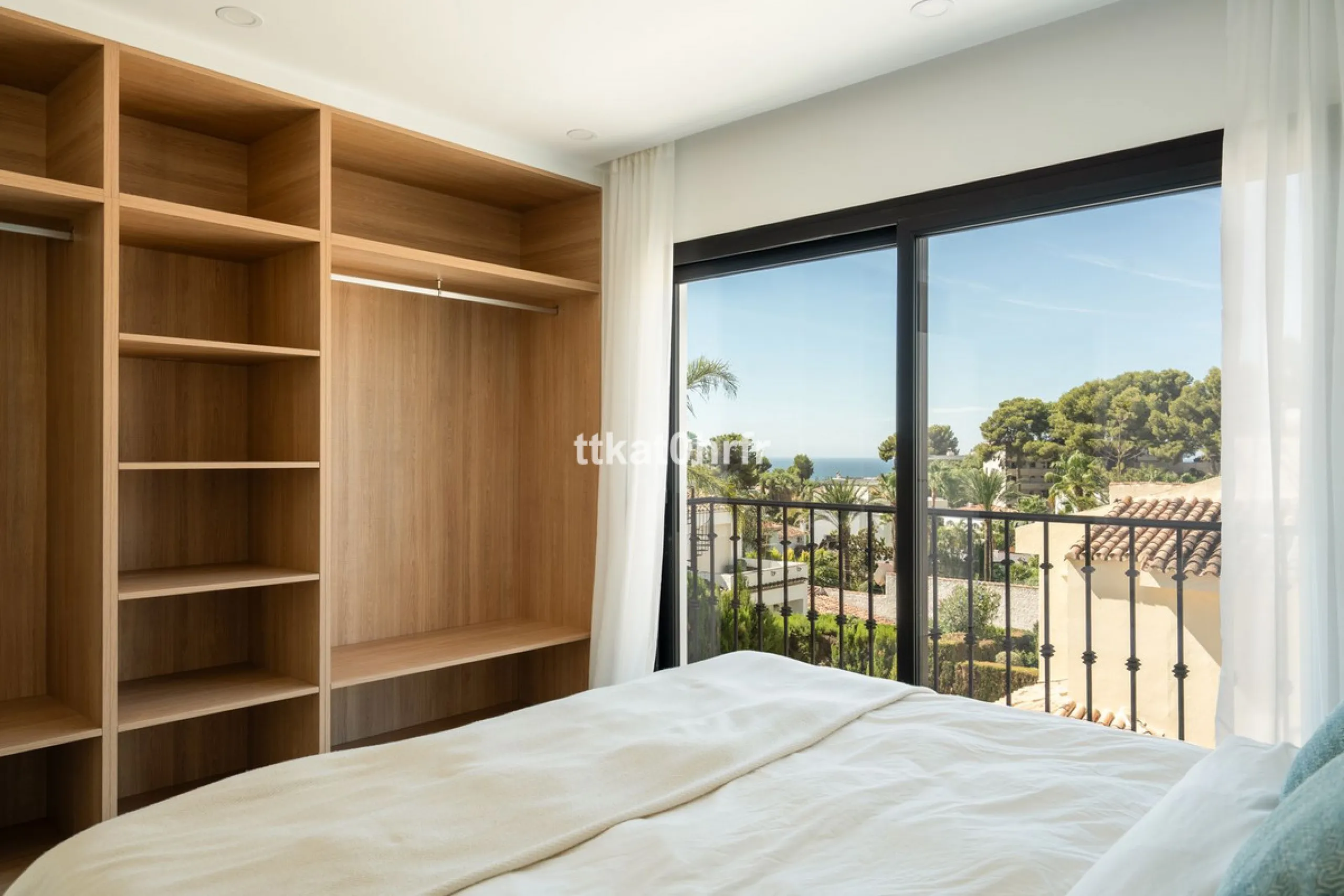 This beautifully renovated villa offers the perfect blend of modern style, comfort, and an unbeatable location in the heart of Nueva Andalucía.