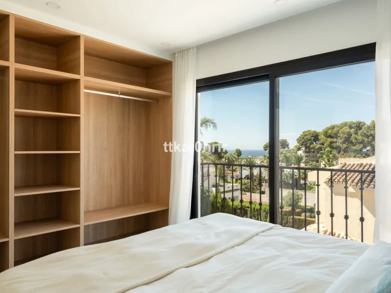 This beautifully renovated villa offers the perfect blend of modern style, comfort, and an unbeatable location in the heart of Nueva Andalucía.