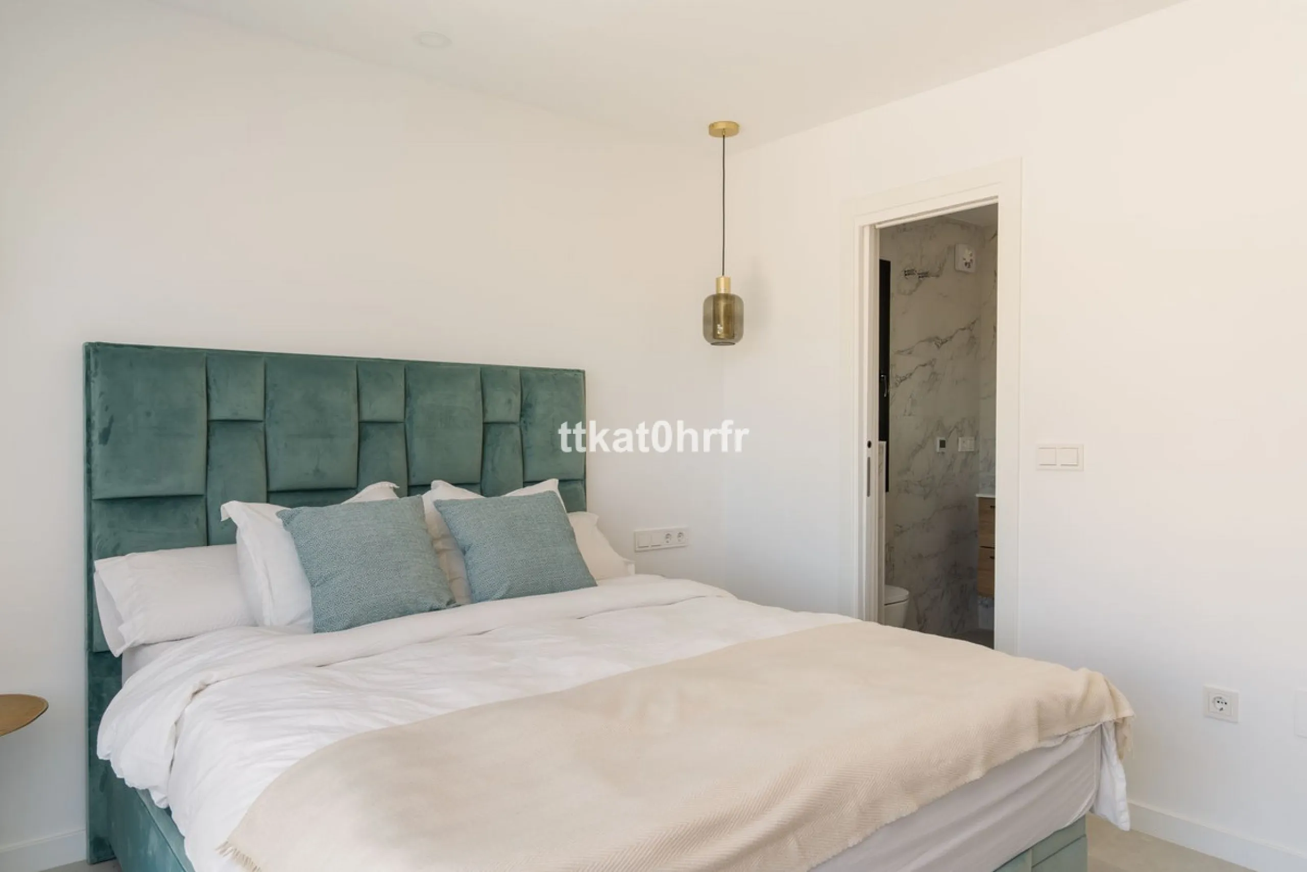 This beautifully renovated villa offers the perfect blend of modern style, comfort, and an unbeatable location in the heart of Nueva Andalucía.