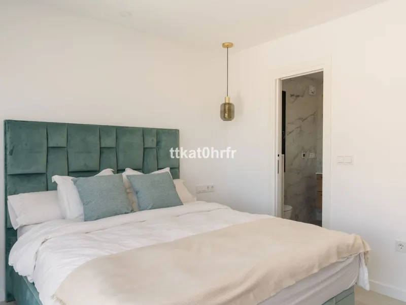 This beautifully renovated villa offers the perfect blend of modern style, comfort, and an unbeatable location in the heart of Nueva Andalucía.