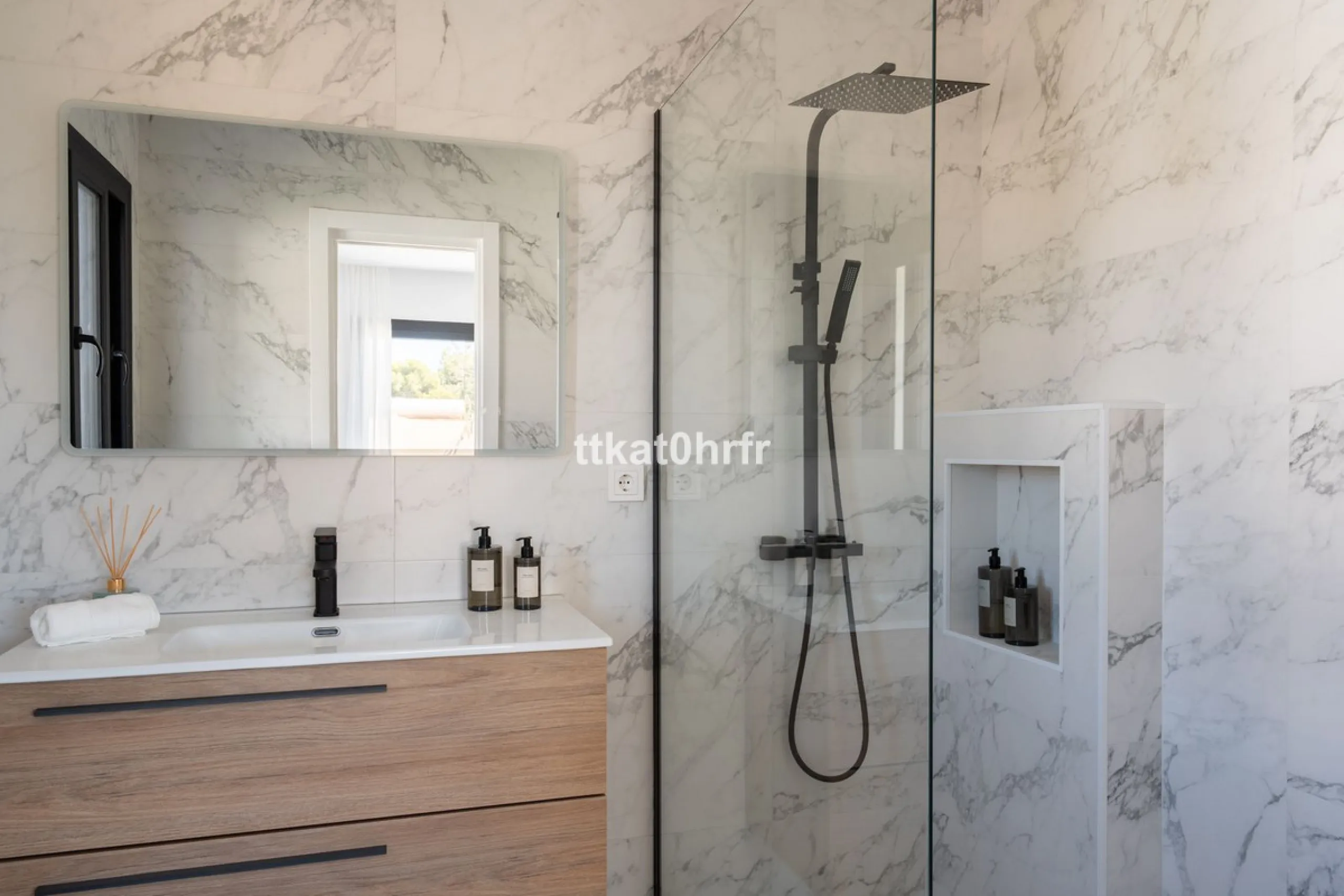 This beautifully renovated villa offers the perfect blend of modern style, comfort, and an unbeatable location in the heart of Nueva Andalucía.