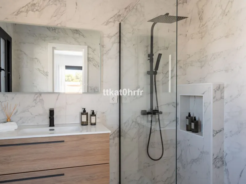 This beautifully renovated villa offers the perfect blend of modern style, comfort, and an unbeatable location in the heart of Nueva Andalucía.