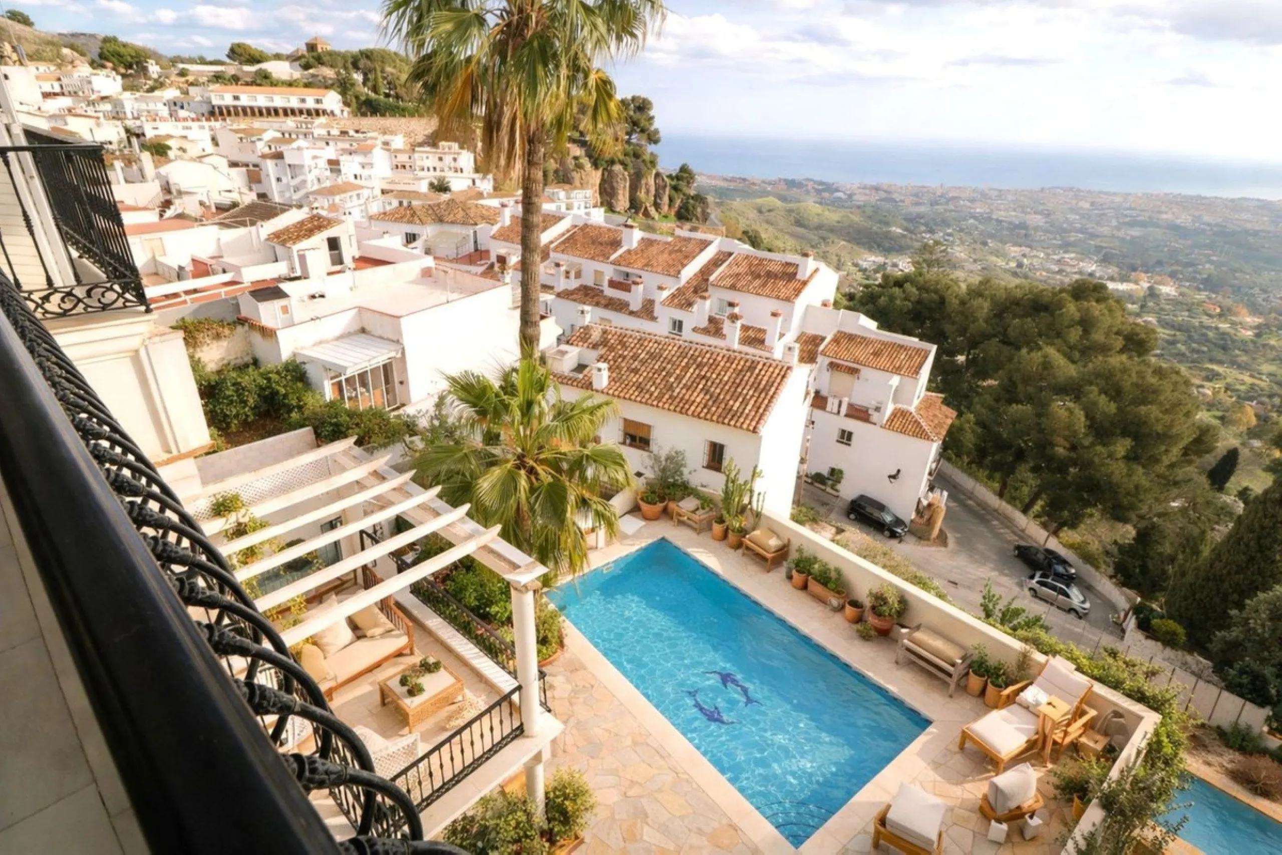 Entdecken Sie eine einzigartige Immobilie im charmanten Herzen von Mijas Pueblo. Diese beeindruckende Doppelhaushälfte mit 499 Quadratmetern Wohnfläche vereint Eleganz, Weitläufigkeit und eine unschlagbare Lage für einen außergewöhnlichen Lebensstil