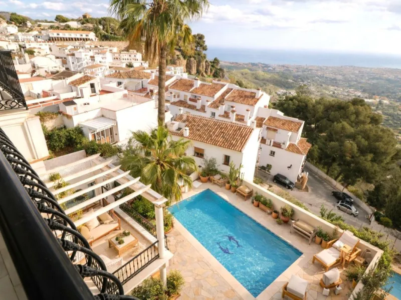 Entdecken Sie eine einzigartige Immobilie im charmanten Herzen von Mijas Pueblo. Diese beeindruckende Doppelhaushälfte mit 499 Quadratmetern Wohnfläche vereint Eleganz, Weitläufigkeit und eine unschlagbare Lage für einen außergewöhnlichen Lebensstil