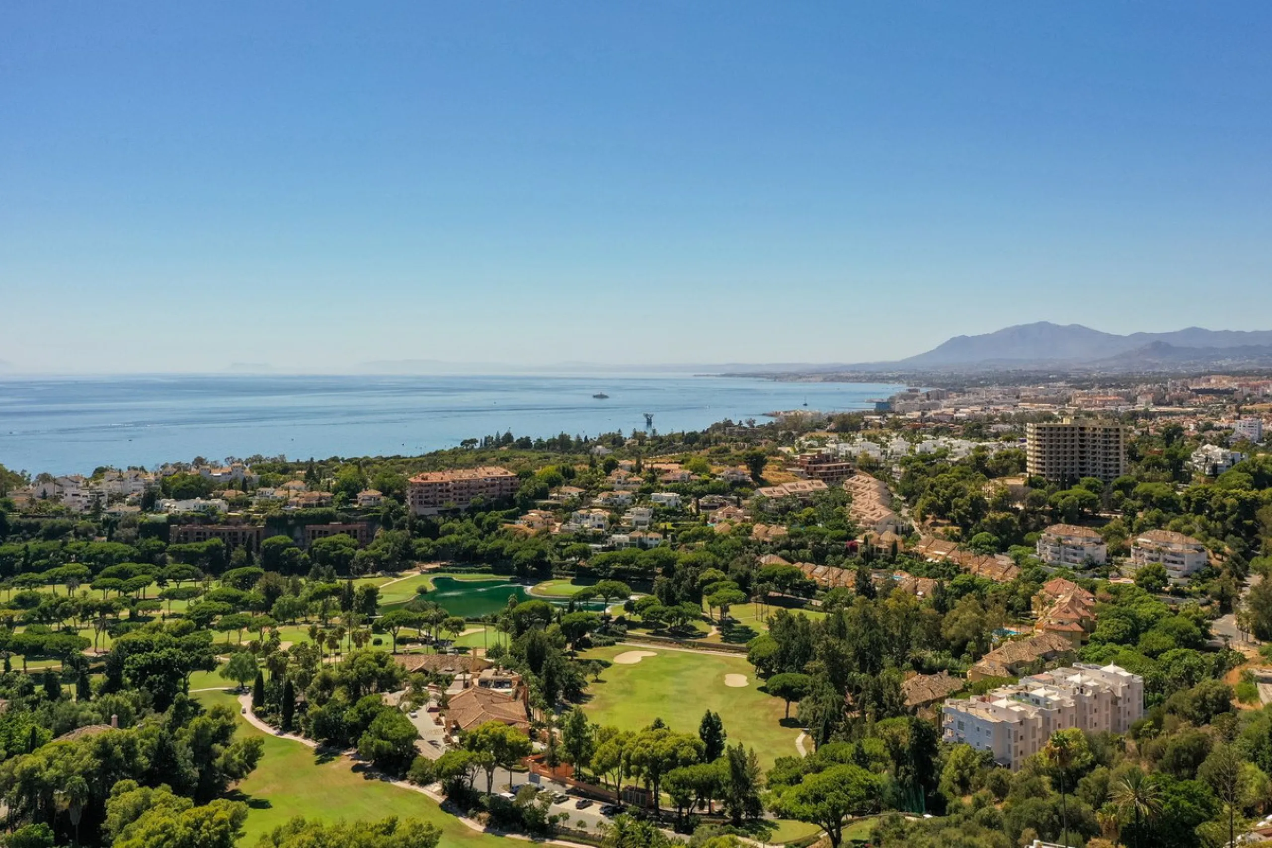 Marbella – Exceptional Contemporary Villa, Sold Furnished, in the Exclusive Rio Real Area, Next to the Golf