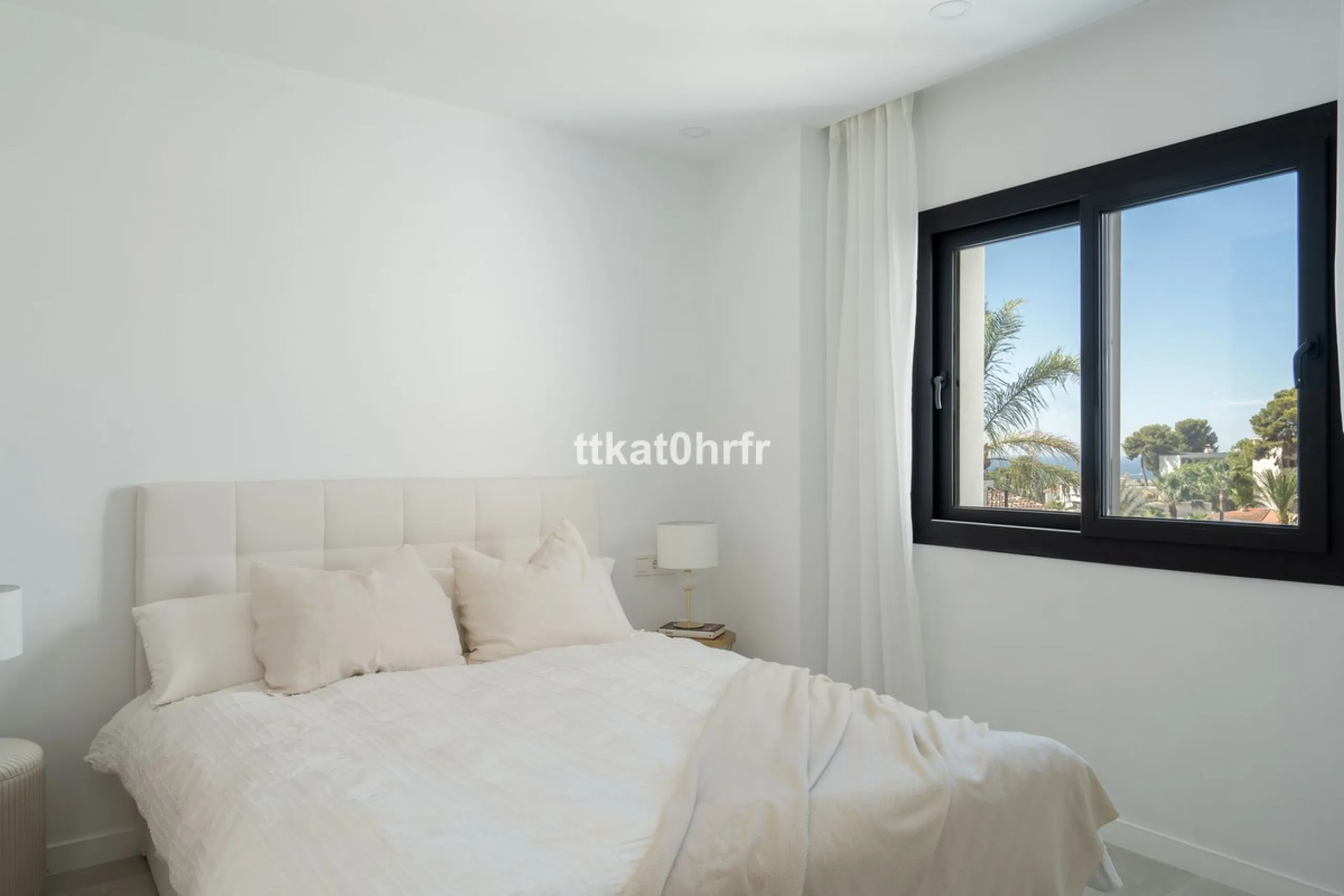 This beautifully renovated villa offers the perfect blend of modern style, comfort, and an unbeatable location in the heart of Nueva Andalucía.