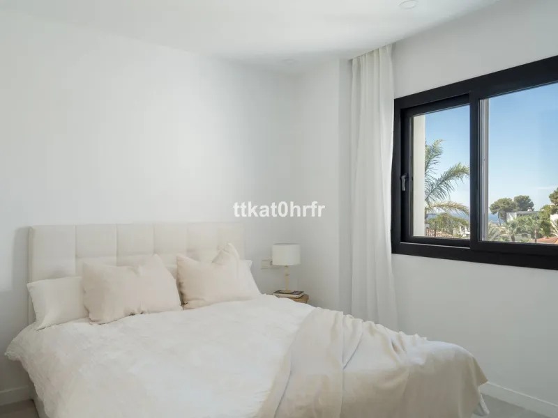 This beautifully renovated villa offers the perfect blend of modern style, comfort, and an unbeatable location in the heart of Nueva Andalucía.