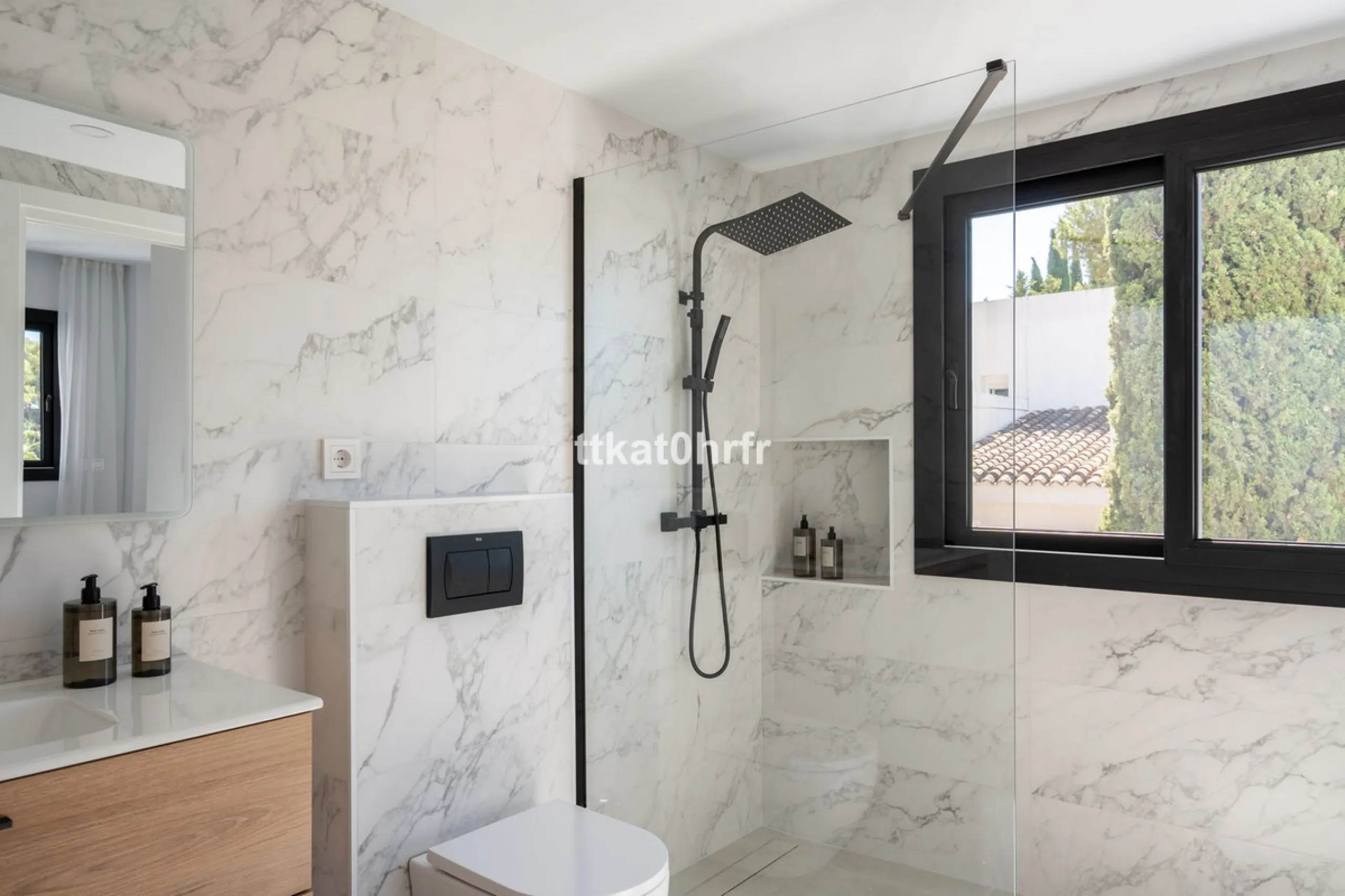 This beautifully renovated villa offers the perfect blend of modern style, comfort, and an unbeatable location in the heart of Nueva Andalucía.