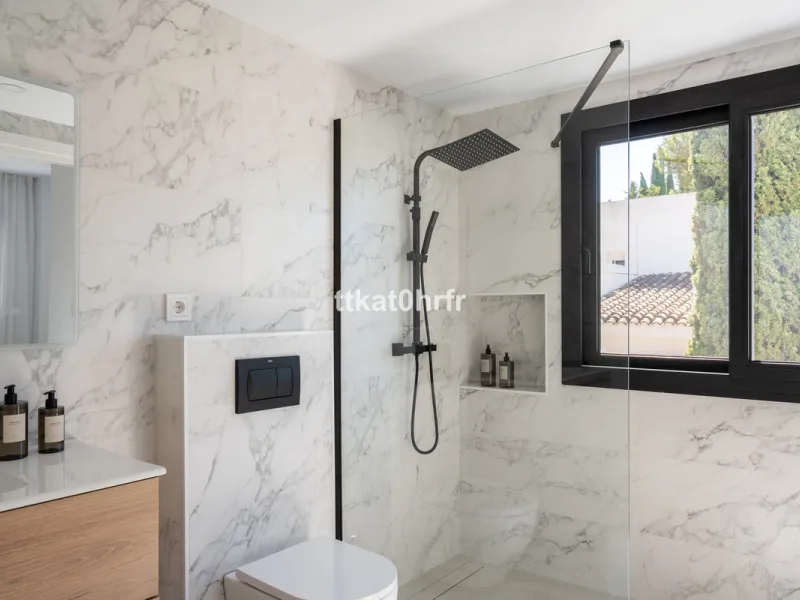 This beautifully renovated villa offers the perfect blend of modern style, comfort, and an unbeatable location in the heart of Nueva Andalucía.