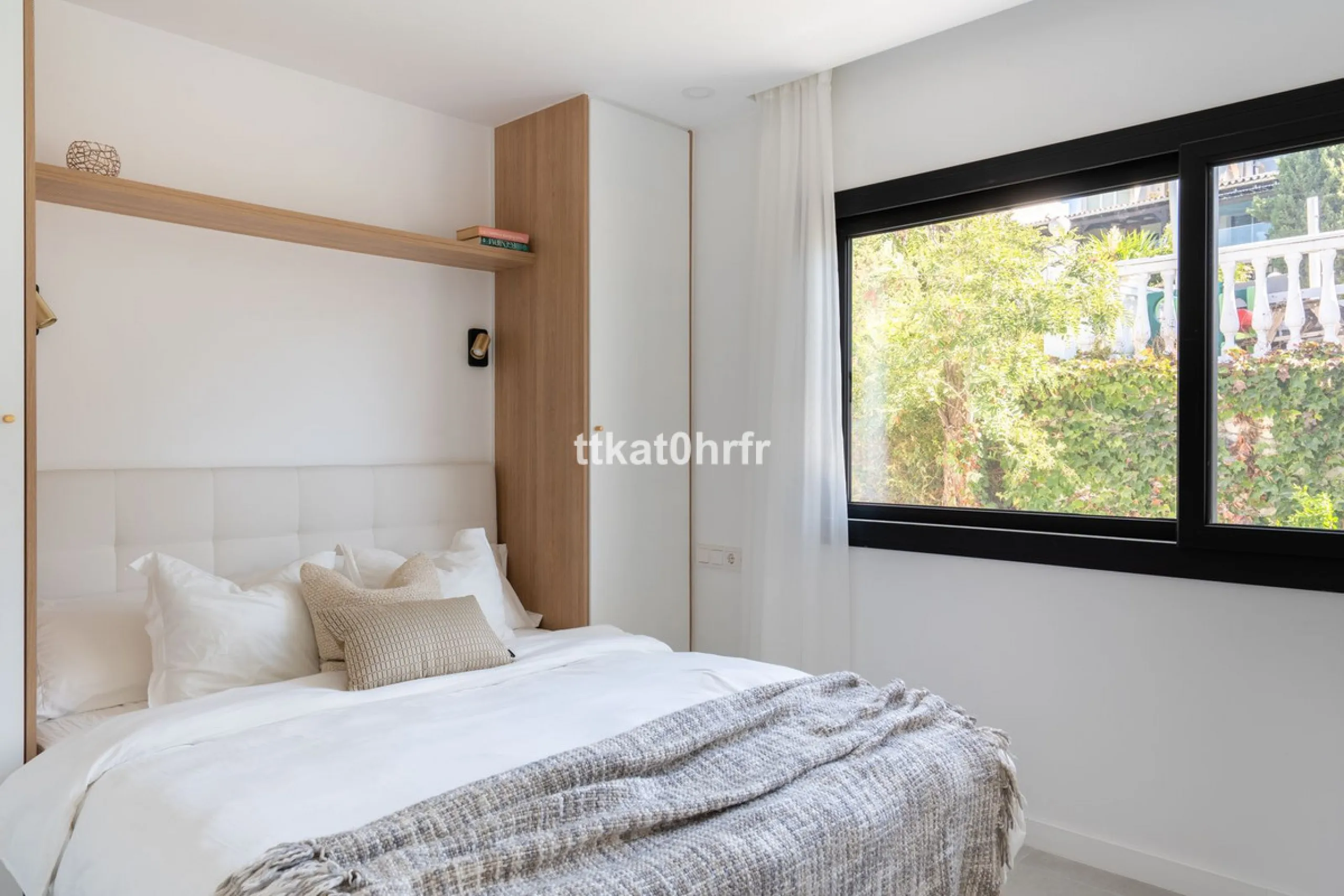 This beautifully renovated villa offers the perfect blend of modern style, comfort, and an unbeatable location in the heart of Nueva Andalucía.