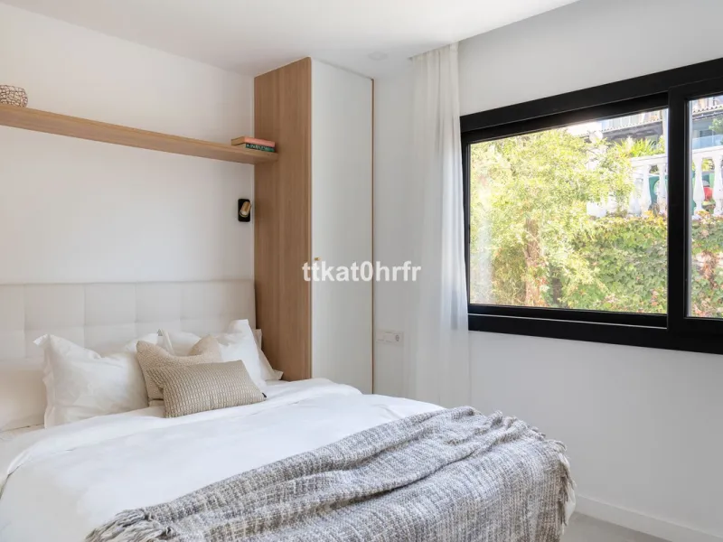 This beautifully renovated villa offers the perfect blend of modern style, comfort, and an unbeatable location in the heart of Nueva Andalucía.