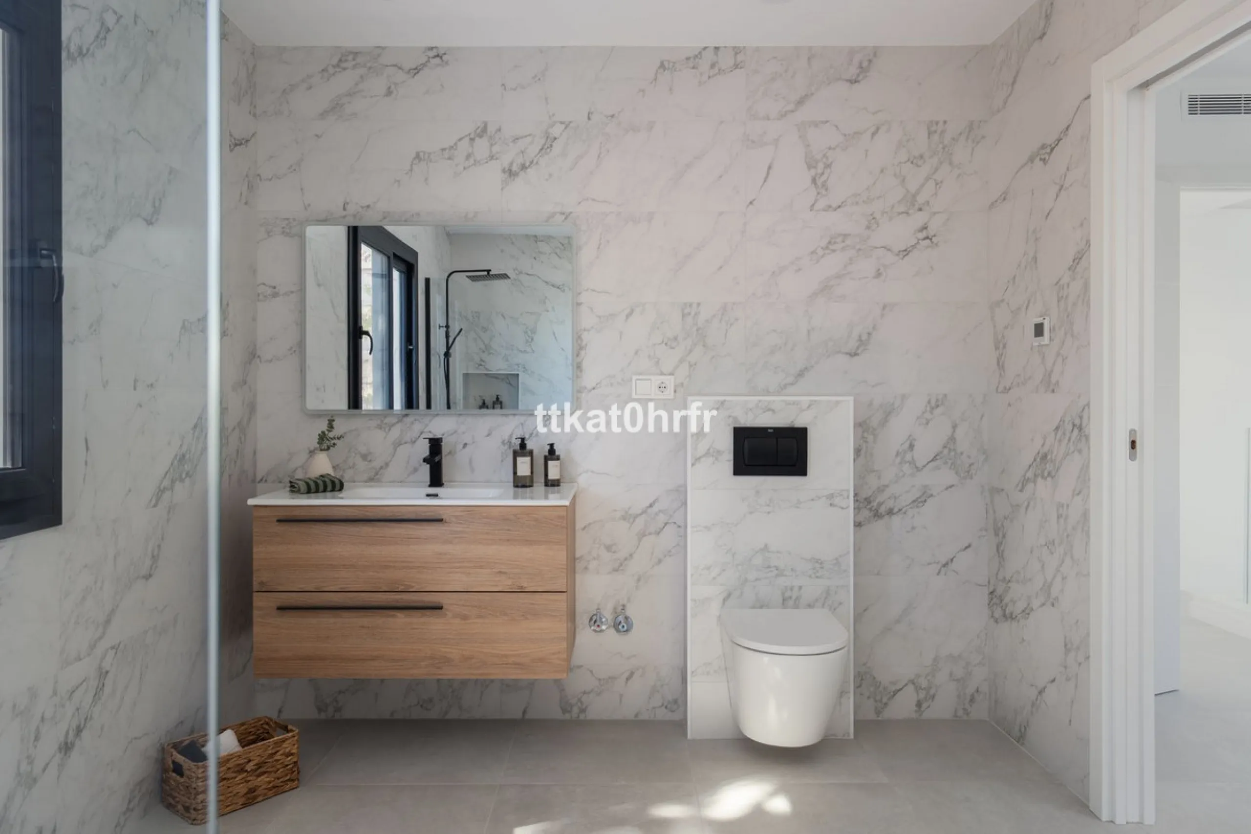 This beautifully renovated villa offers the perfect blend of modern style, comfort, and an unbeatable location in the heart of Nueva Andalucía.