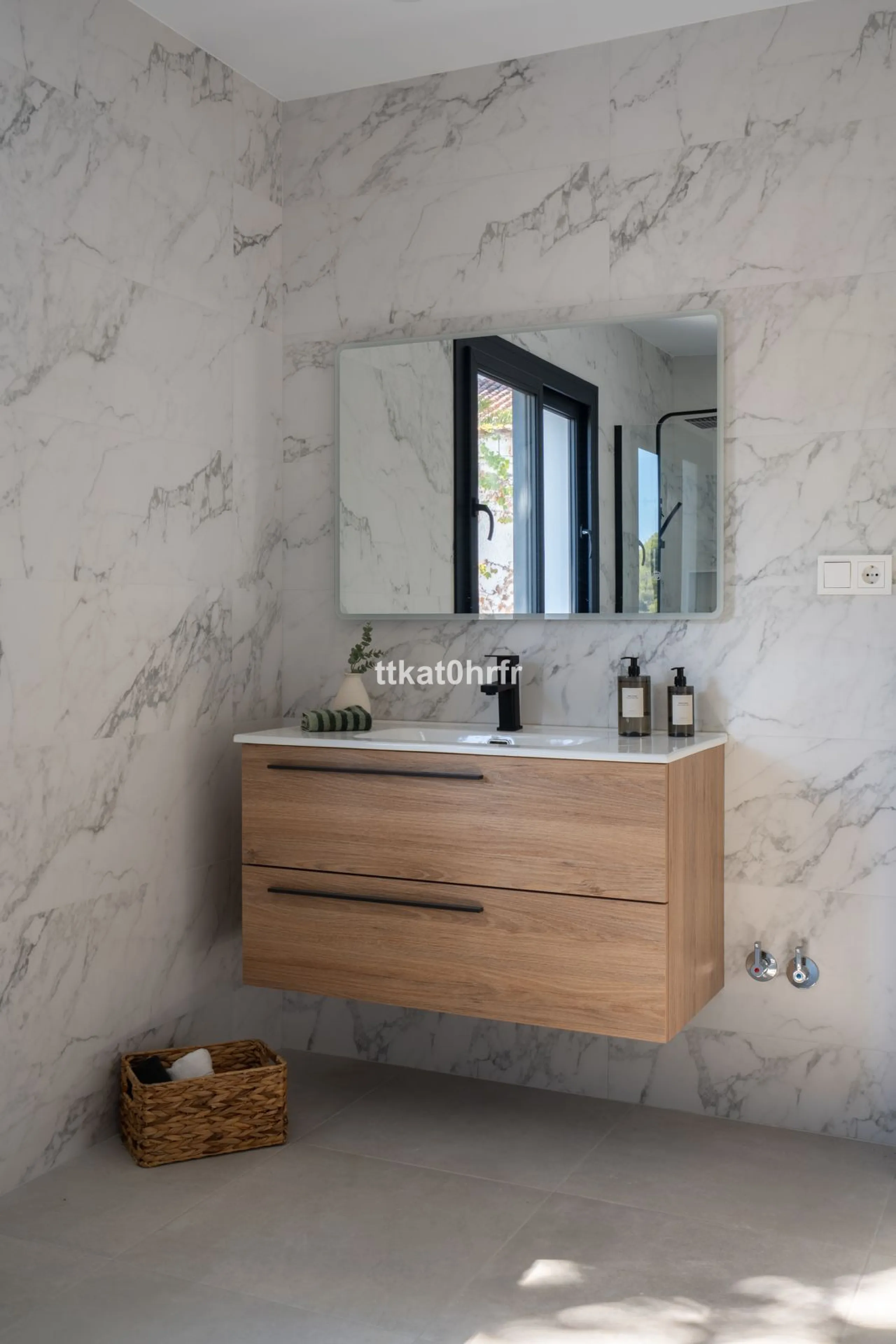 This beautifully renovated villa offers the perfect blend of modern style, comfort, and an unbeatable location in the heart of Nueva Andalucía.