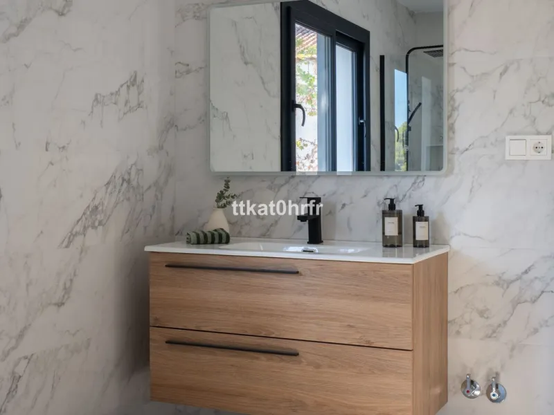 This beautifully renovated villa offers the perfect blend of modern style, comfort, and an unbeatable location in the heart of Nueva Andalucía.