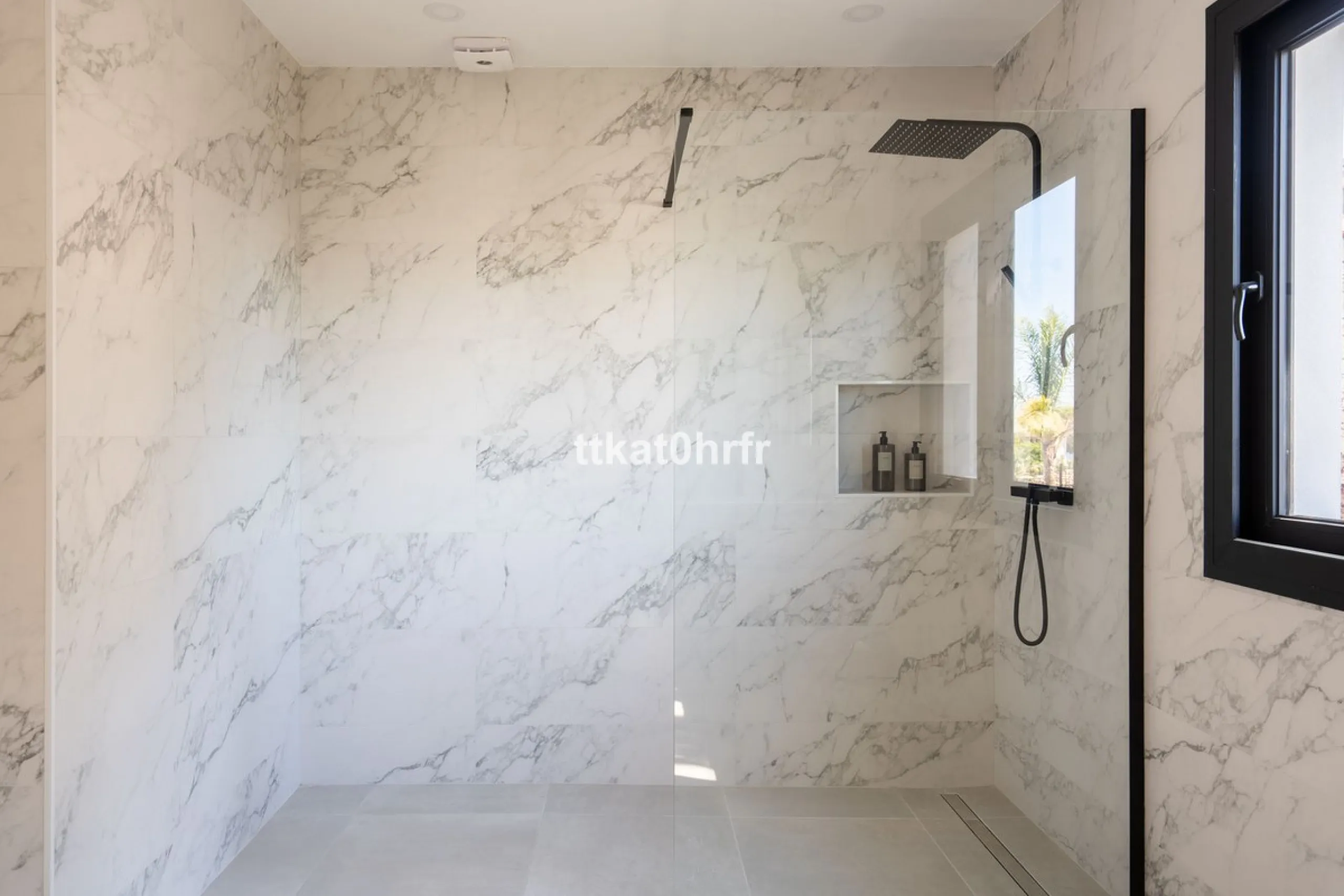 This beautifully renovated villa offers the perfect blend of modern style, comfort, and an unbeatable location in the heart of Nueva Andalucía.