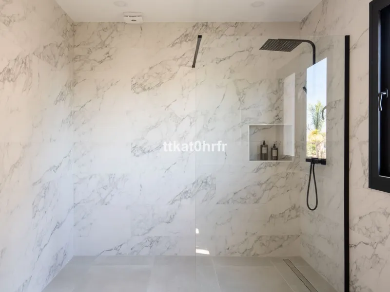 This beautifully renovated villa offers the perfect blend of modern style, comfort, and an unbeatable location in the heart of Nueva Andalucía.