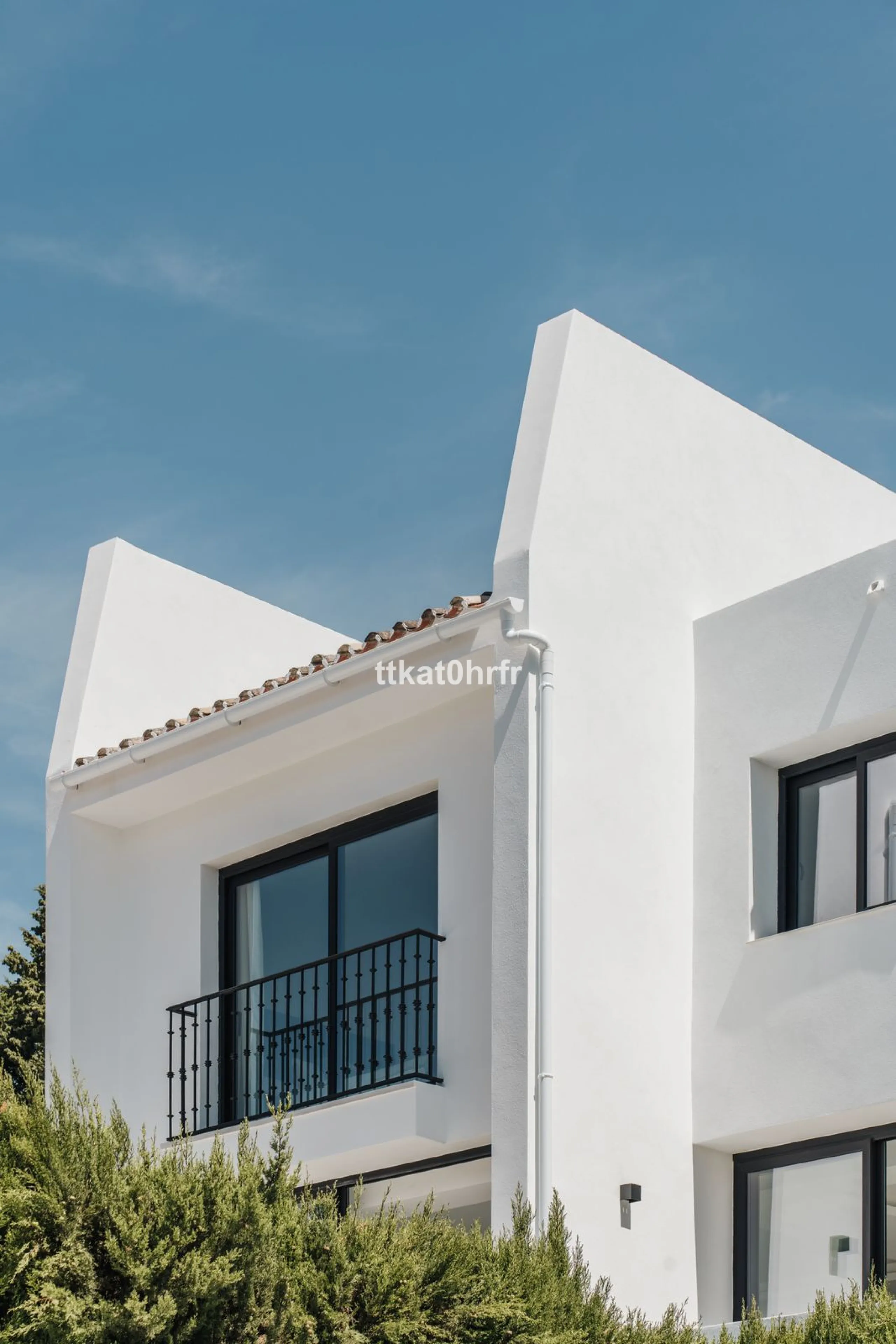 This beautifully renovated villa offers the perfect blend of modern style, comfort, and an unbeatable location in the heart of Nueva Andalucía.
