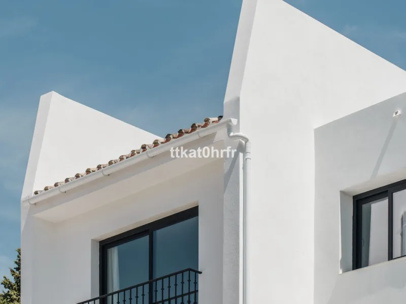 This beautifully renovated villa offers the perfect blend of modern style, comfort, and an unbeatable location in the heart of Nueva Andalucía.