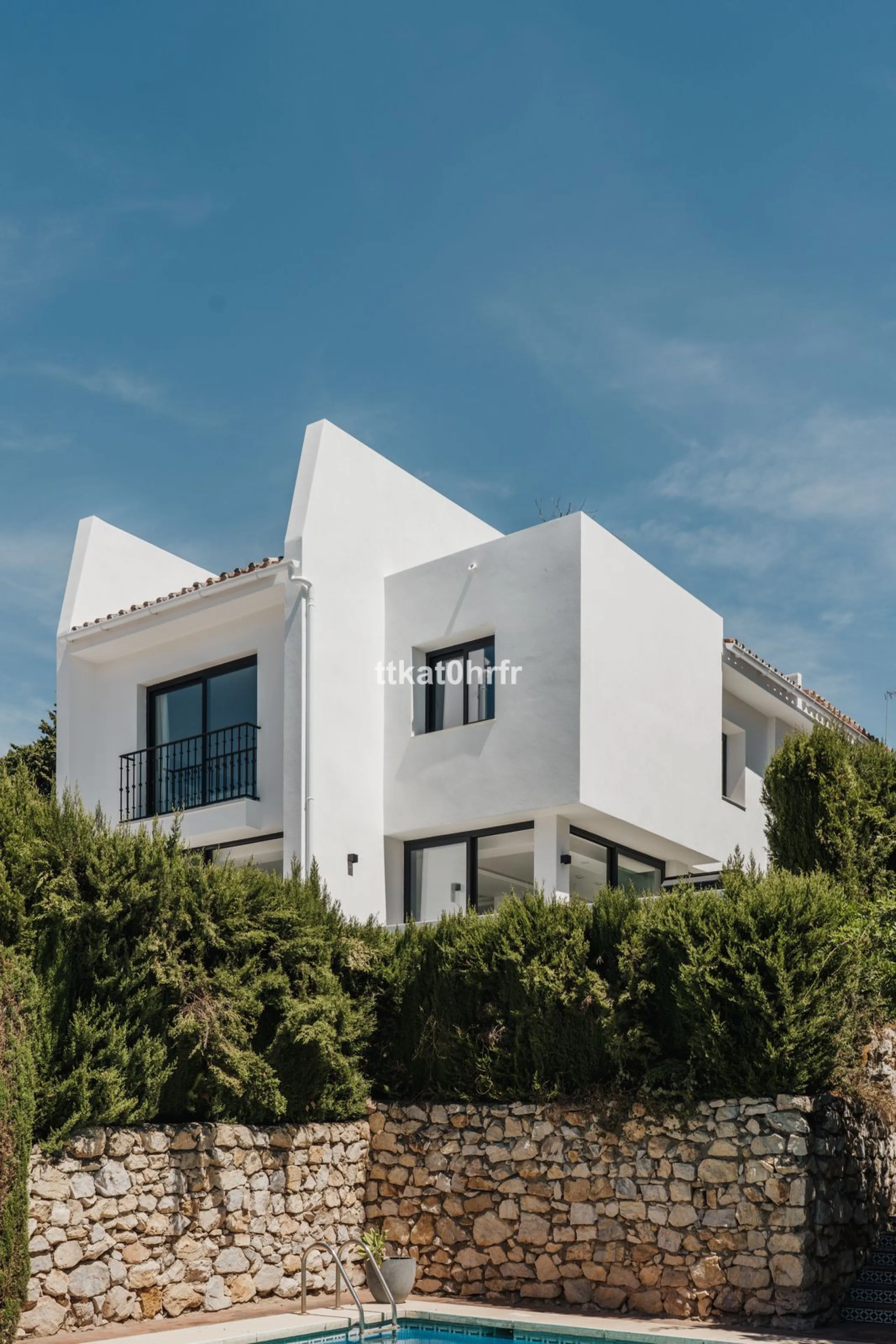 This beautifully renovated villa offers the perfect blend of modern style, comfort, and an unbeatable location in the heart of Nueva Andalucía.