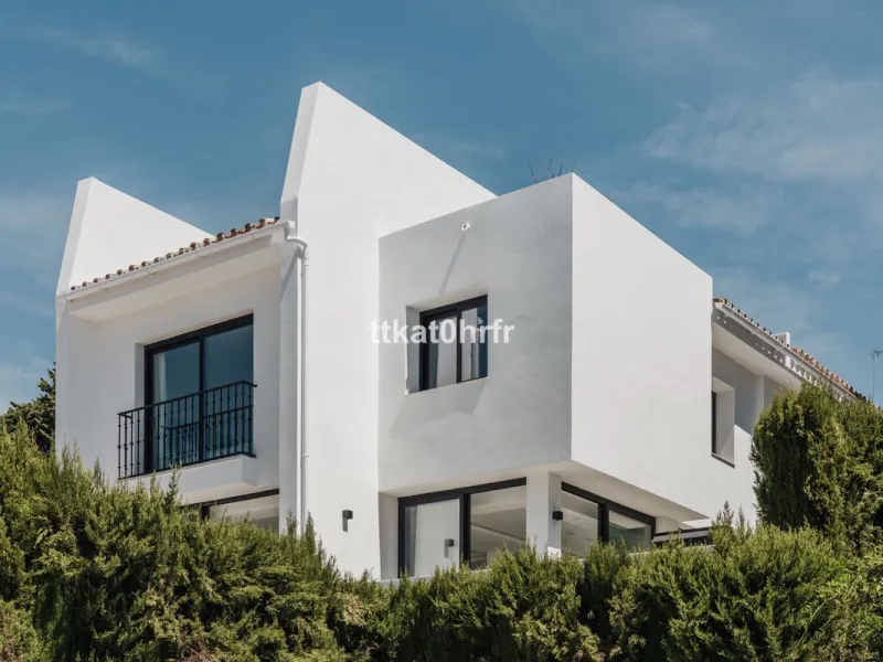 This beautifully renovated villa offers the perfect blend of modern style, comfort, and an unbeatable location in the heart of Nueva Andalucía.