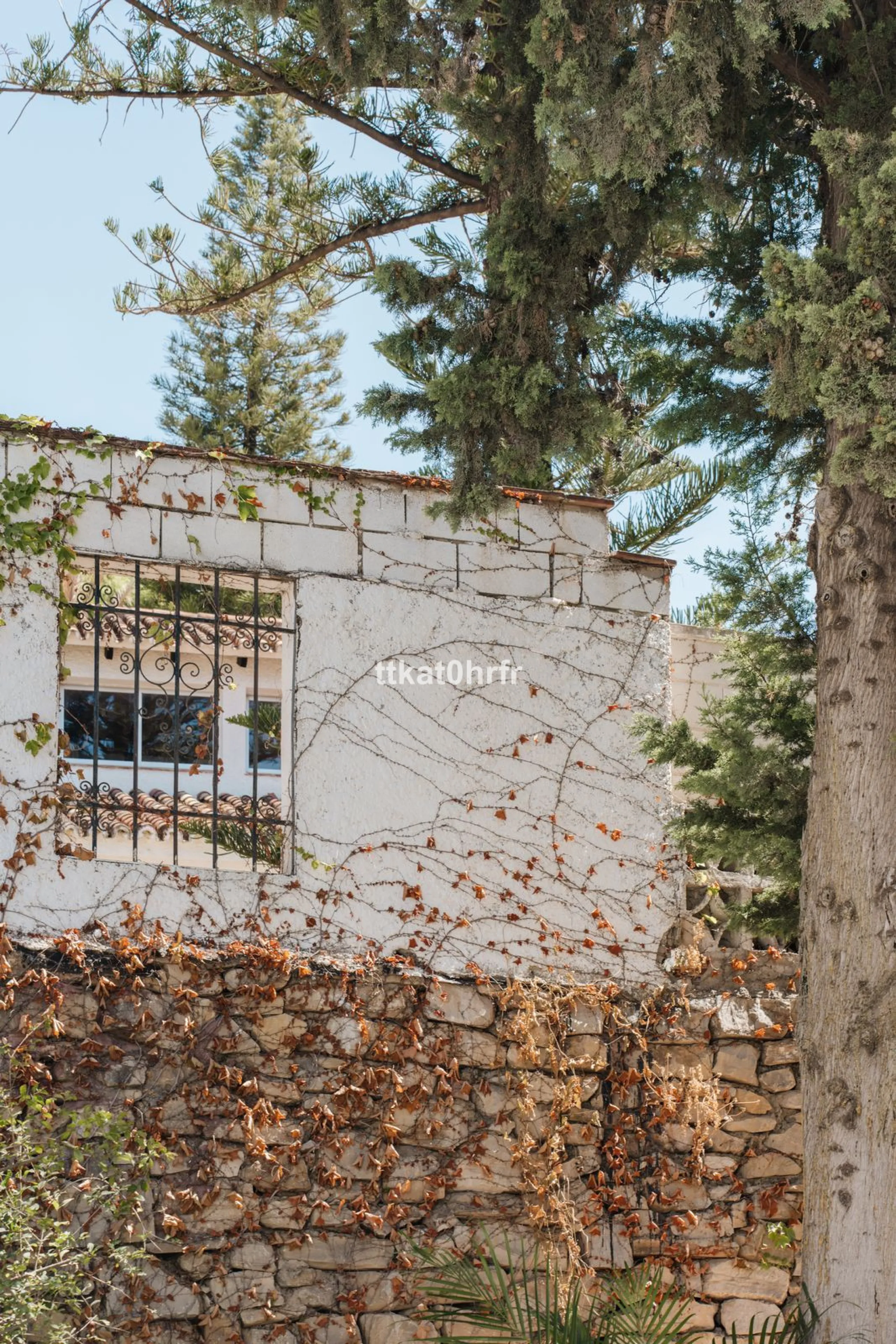 This beautifully renovated villa offers the perfect blend of modern style, comfort, and an unbeatable location in the heart of Nueva Andalucía.