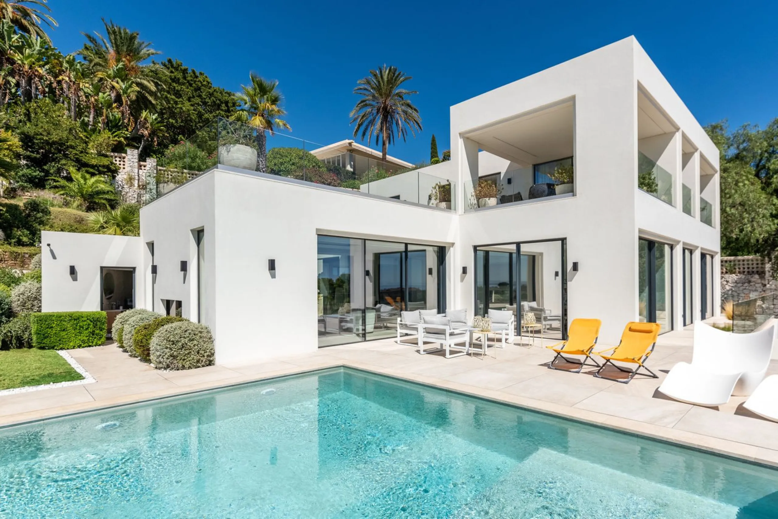 Marbella – Exceptional Contemporary Villa, Sold Furnished, in the Exclusive Rio Real Area, Next to the Golf