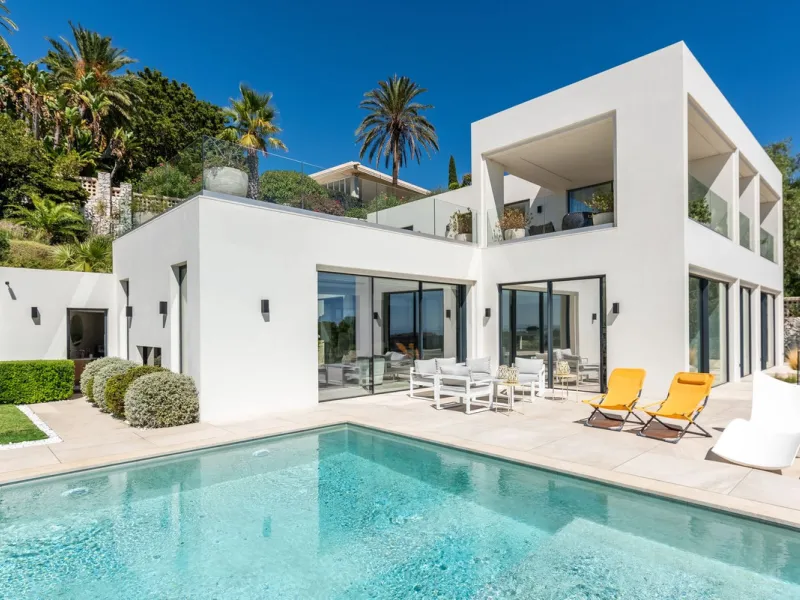 Marbella – Exceptional Contemporary Villa, Sold Furnished, in the Exclusive Rio Real Area, Next to the Golf