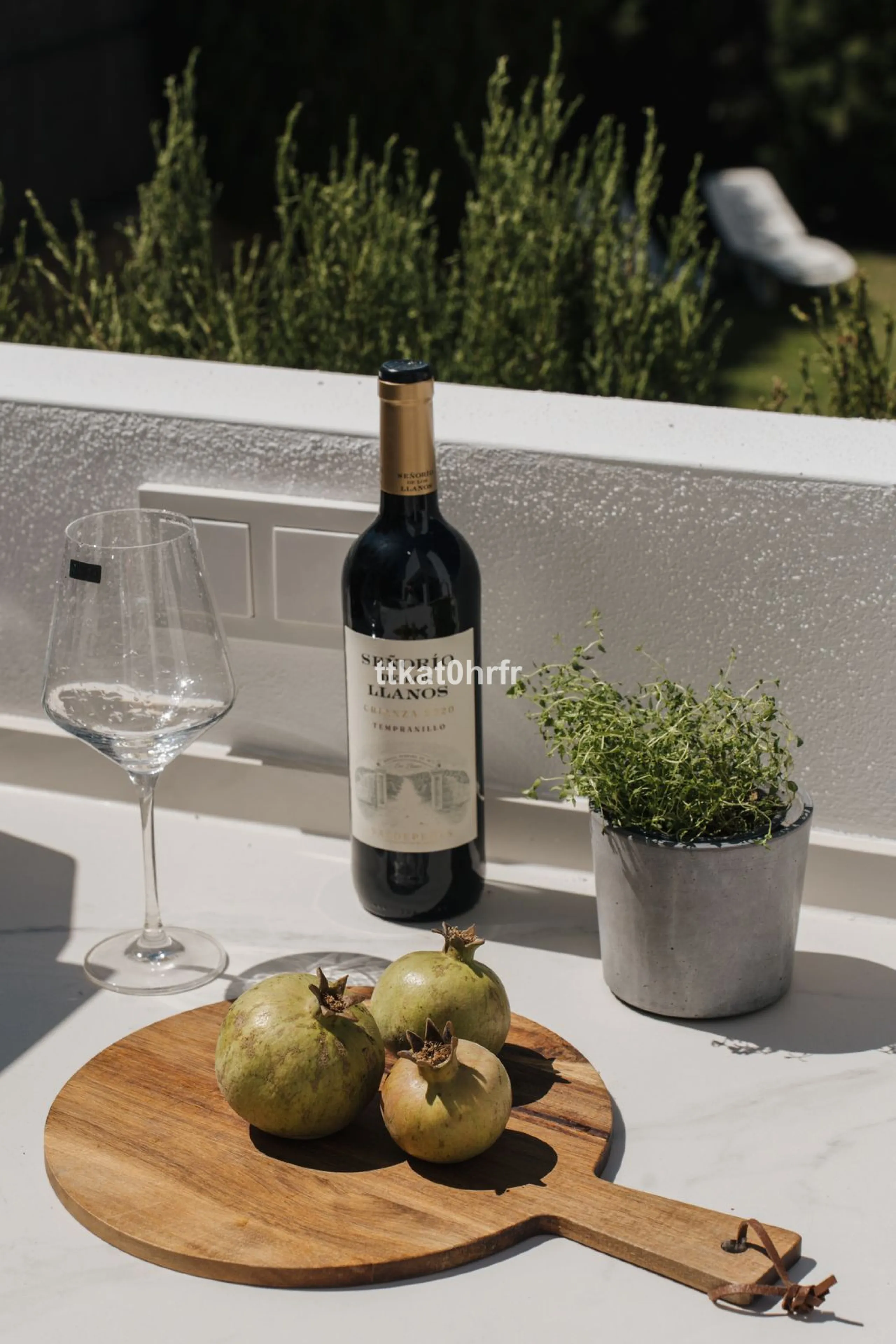 This beautifully renovated villa offers the perfect blend of modern style, comfort, and an unbeatable location in the heart of Nueva Andalucía.